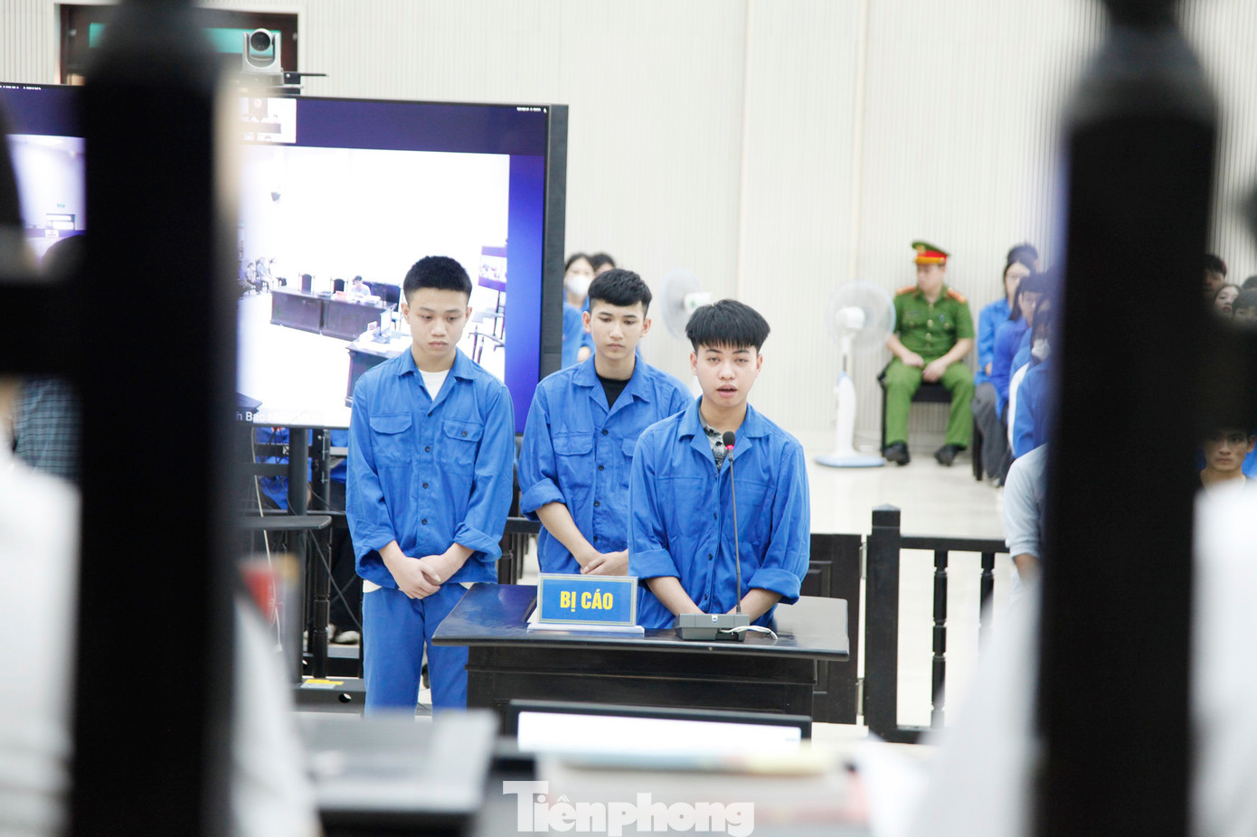 Phiên tòa thực tế các học sinh tỉnh Bắc Ninh tham dự xét xử nhóm bị cáo về tội danh giết người. Theo cáo trạng, bị cáo Phạm Tuấn Huy (SN 2008) và Quách Hải Quân (SN 2008) đều ở tỉnh Thanh Hóa, bị cáo Nguyễn Thành Đạt (SN 2009, ở tỉnh Hưng Yên) đến tỉnh Bắc Ninh làm công nhân. Tối 5/11/2024, Huy và Đạt rủ Quân xem có ai đi đường không vừa mắt, ngổ ngáo thì đánh - Ảnh: Nguyễn Thắng