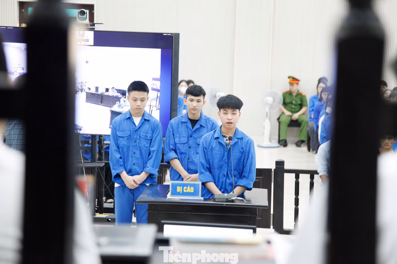 Phiên tòa thực tế các học sinh tỉnh Bắc Ninh tham dự xét xử nhóm bị cáo về tội danh giết người. Theo cáo trạng, bị cáo Phạm Tuấn Huy (SN 2008) và Quách Hải Quân (SN 2008) đều ở tỉnh Thanh Hóa, bị cáo Nguyễn Thành Đạt (SN 2009, ở tỉnh Hưng Yên) đến tỉnh Bắc Ninh làm công nhân. Tối 5/11/2024, Huy và Đạt rủ Quân xem có ai đi đường không vừa mắt, ngổ ngáo thì đánh - Ảnh: Nguyễn Thắng