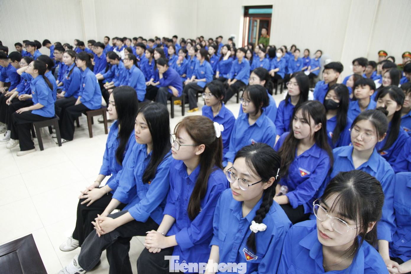 Qua phiên tòa xét xử các bị cáo ở tuổi thanh thiếu niên, nhiều học sinh có thêm kiến thức pháp luật thực tế, từ đó thấy được hậu quả của hành vi vi phạm pháp luật. Ảnh: Nguyễn Thắng