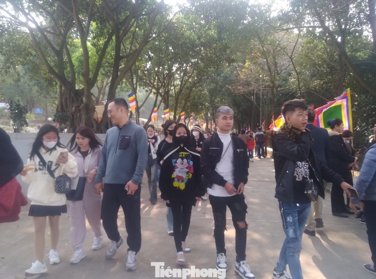 Dòng người tấp nập đổ về chùa Bổ Đà vào ngày mùng 1 Tết: Ảnh: Nguyễn Thắng. Dòng người tấp nập đổ về chùa Bổ Đà vào ngày mùng 1 Tết: Ảnh: Nguyễn Thắng.