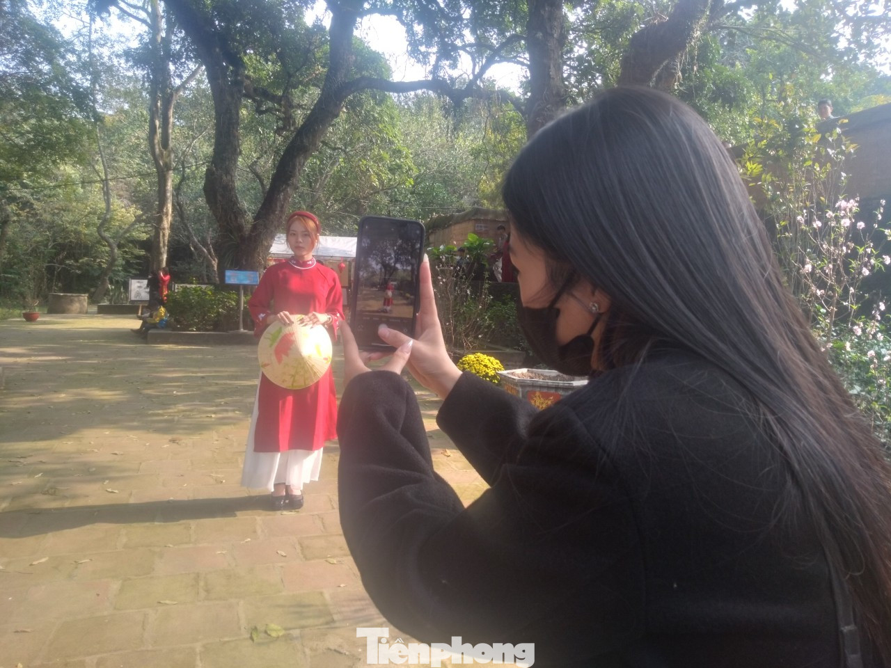 Vi Thanh Hoa (áo đỏ) đang chụp ảnh kỷ niệm tại chùa Bổ Đà. Ảnh: Nguyễn Thắng. Vi Thanh Hoa (áo đỏ) đang chụp ảnh kỷ niệm tại chùa Bổ Đà. Ảnh: Nguyễn Thắng.