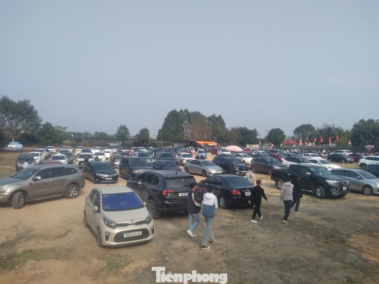 Xe ô tô của du khách tại bãi đỗ xe ở chùa Bổ Đà ngày đầu năm. Ảnh: Nguyễn Thắng. Xe ô tô của du khách tại bãi đỗ xe ở chùa Bổ Đà ngày đầu năm. Ảnh: Nguyễn Thắng.