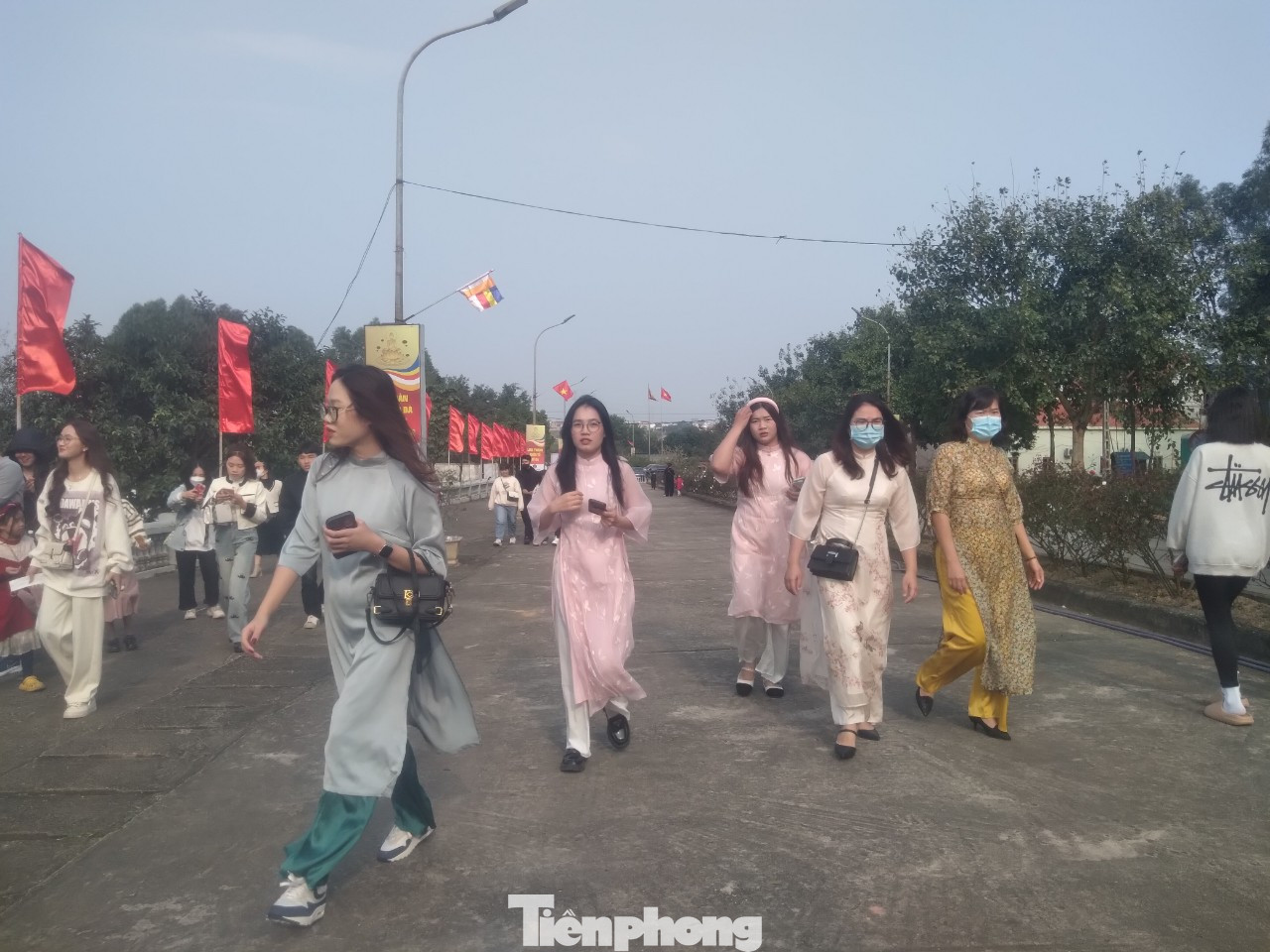 Các bạn trẻ mặc áo dài cách tân đến chùa Bổ Đà ngày đầu năm. Ảnh: Nguyễn Thắng. Các bạn trẻ mặc áo dài cách tân đến chùa Bổ Đà ngày đầu năm. Ảnh: Nguyễn Thắng.