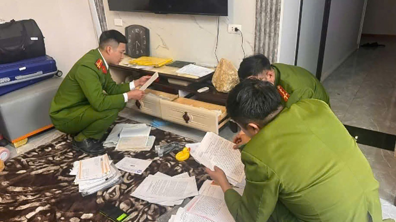 Cơ quan Công an khám xét tại nhà đối tượng Dương Thị Du. Ảnh: Công an tỉnh Bắc Giang