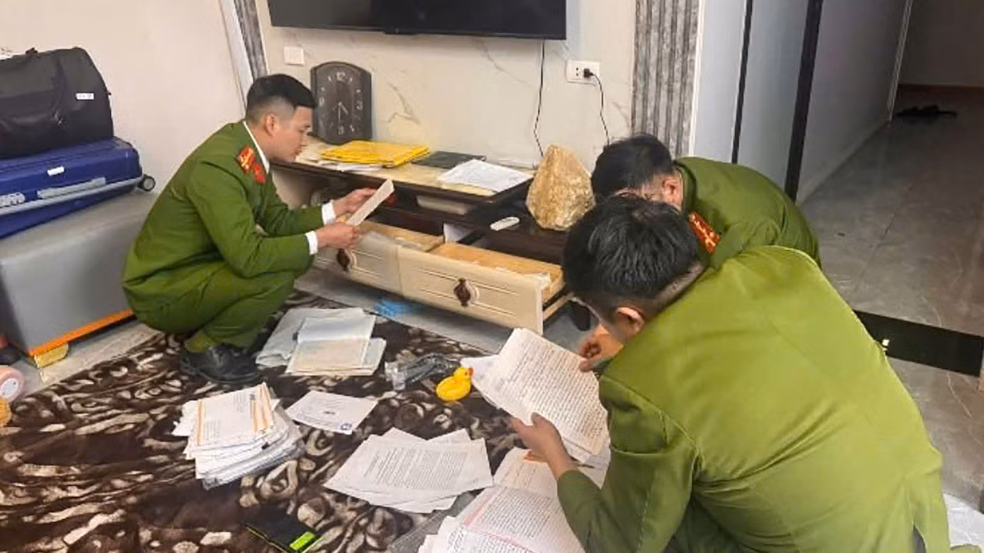 Cơ quan Công an khám xét tại nhà đối tượng Dương Thị Du. Ảnh: Công an tỉnh Bắc Giang Cơ quan Công an khám xét tại nhà đối tượng Dương Thị Du. Ảnh: Công an tỉnh Bắc Giang