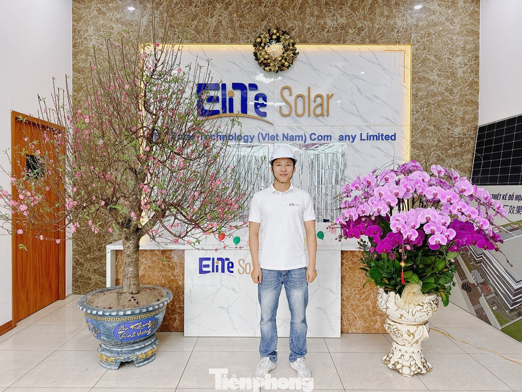 Anh Lý Văn Diễn ở lại làm việc xuyên Tết tại công ty. Anh Lý Văn Diễn ở lại làm việc xuyên Tết tại công ty.