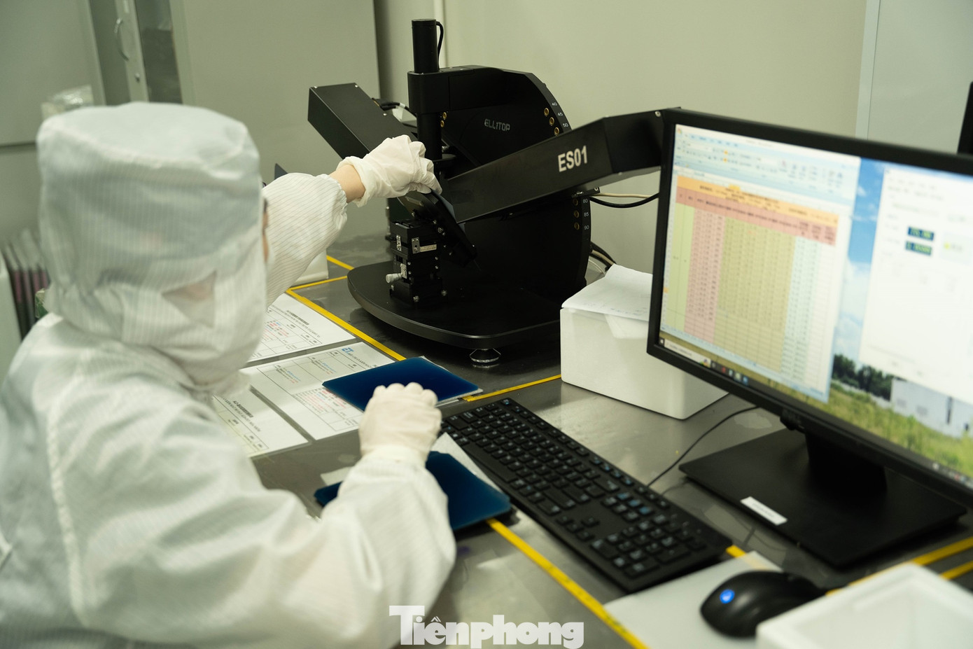 Nhiều công nhân của Công ty TNHH Công nghệ năng lượng Elite Solar Việt Nam hối hả làm việc xuyên Tết. Nhiều công nhân của Công ty TNHH Công nghệ năng lượng Elite Solar Việt Nam hối hả làm việc xuyên Tết.