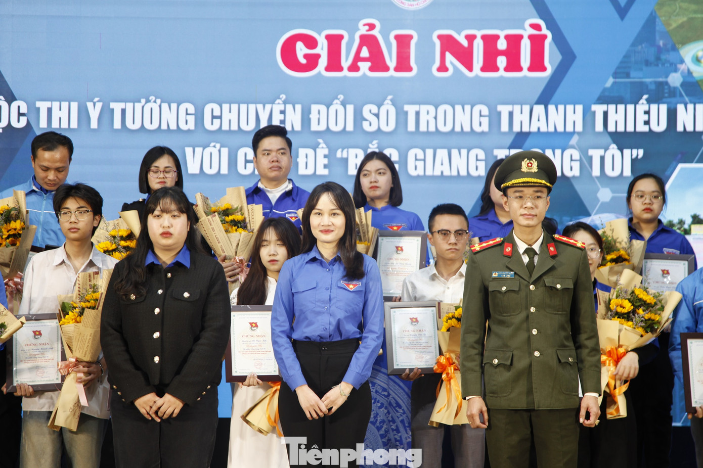 Trao giải cuộc thi ý tưởng chuyển đổi số trong thanh thiếu niên với chủ đề “Bắc Giang trong tôi”. Ảnh: Nguyễn Thắng