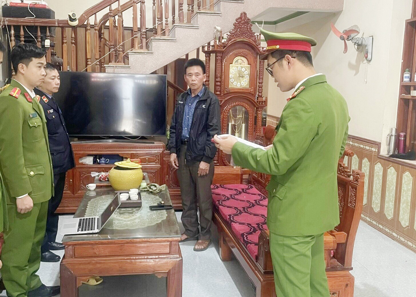 Cơ quan Công an khởi tố đối tượng Hoàng Văn Tiến. Cơ quan Công an khởi tố đối tượng Hoàng Văn Tiến.