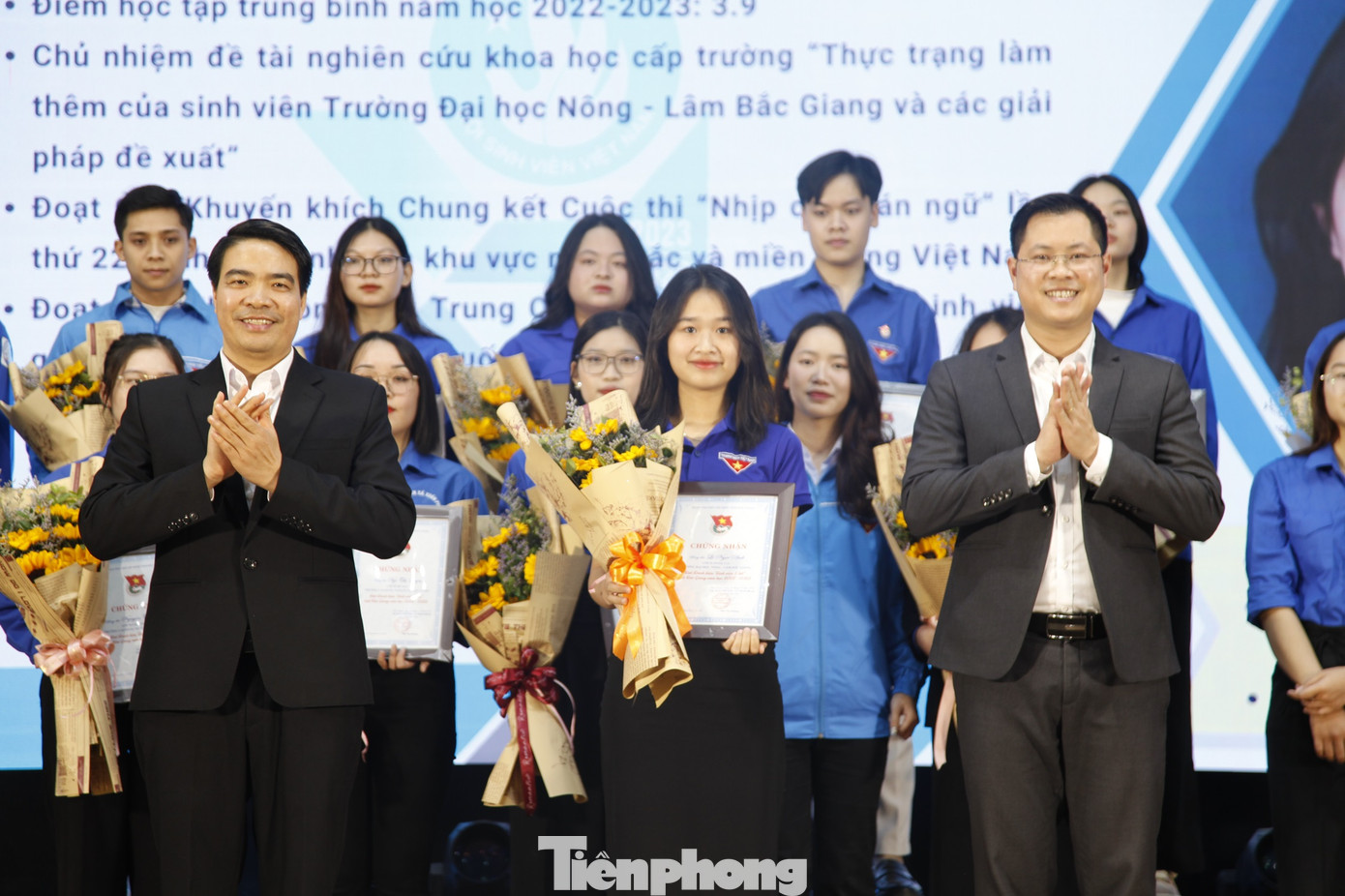 Lãnh đạo Tỉnh Đoàn và Ban Dân vận tỉnh Bắc Giang trao danh hiệu Sinh viên 5 tốt. Ảnh: Nguyễn Thắng