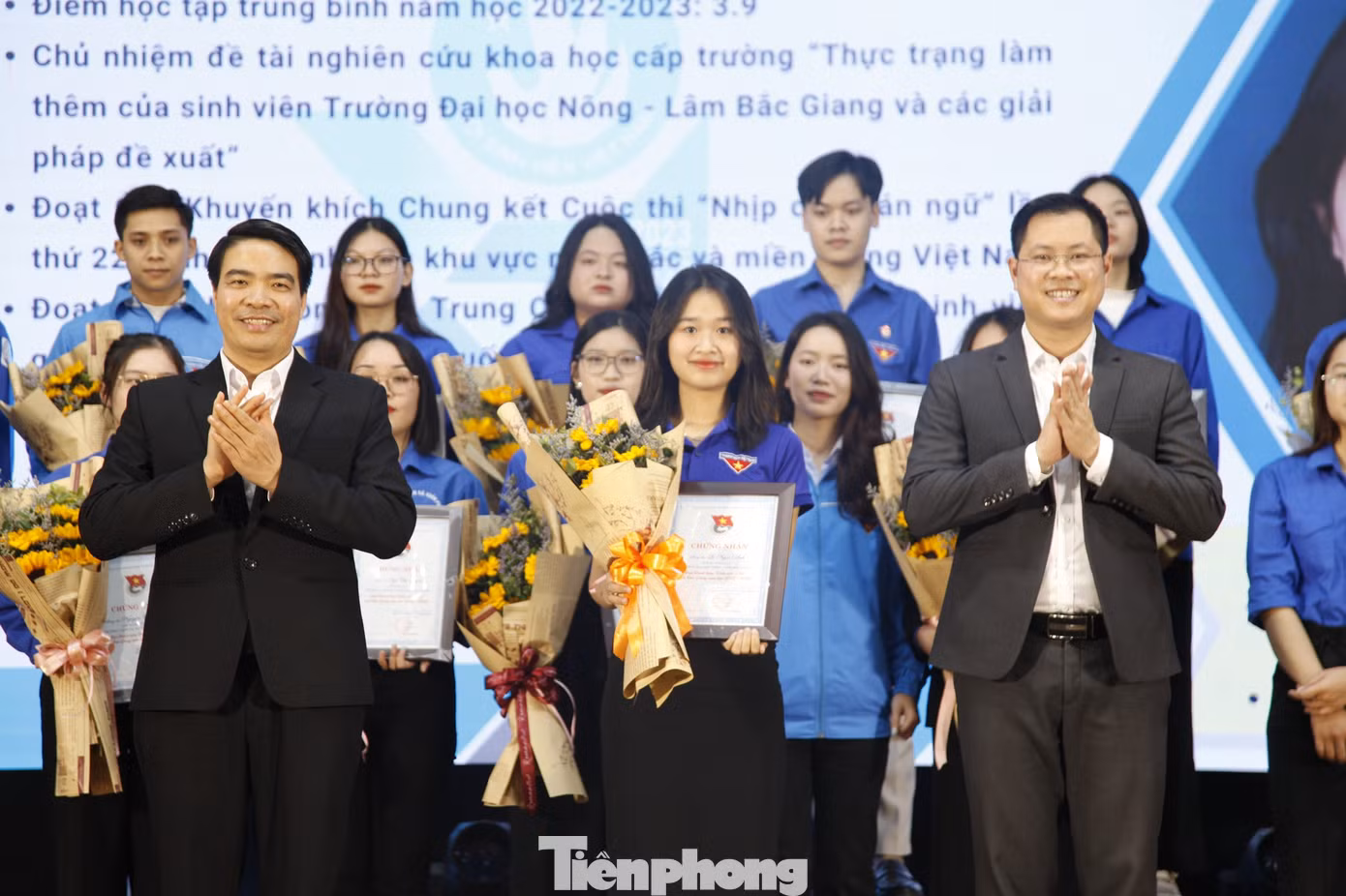 Lãnh đạo Tỉnh Đoàn và Ban Dân vận tỉnh Bắc Giang trao danh hiệu Sinh viên 5 tốt. Ảnh: Nguyễn Thắng