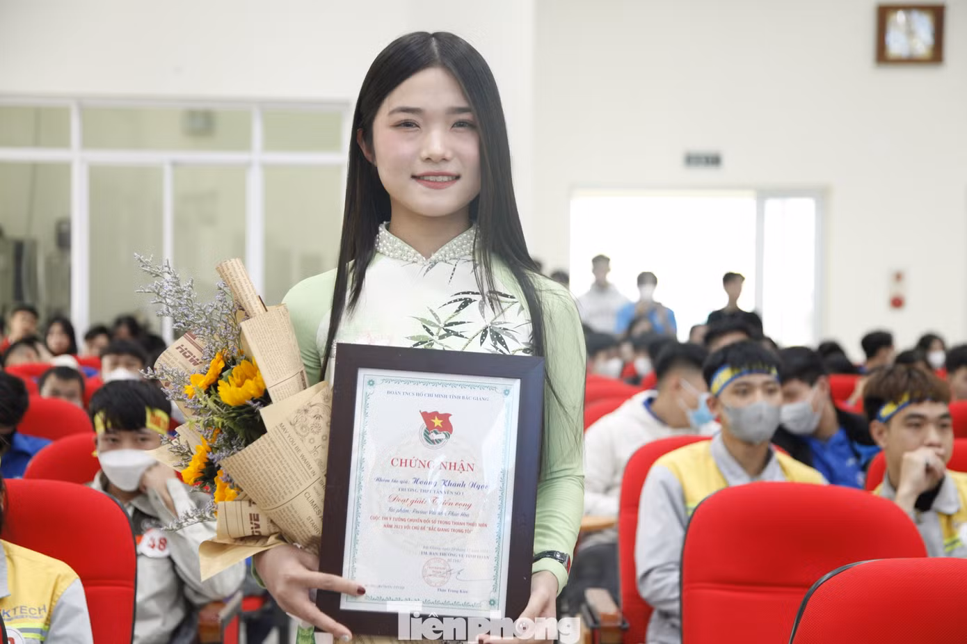 Một thí sinh đạt giải cuộc thi ý tưởng chuyển đổi số trong thanh thiếu niên với chủ đề “Bắc Giang trong tôi”. Ảnh: Nguyễn Thắng