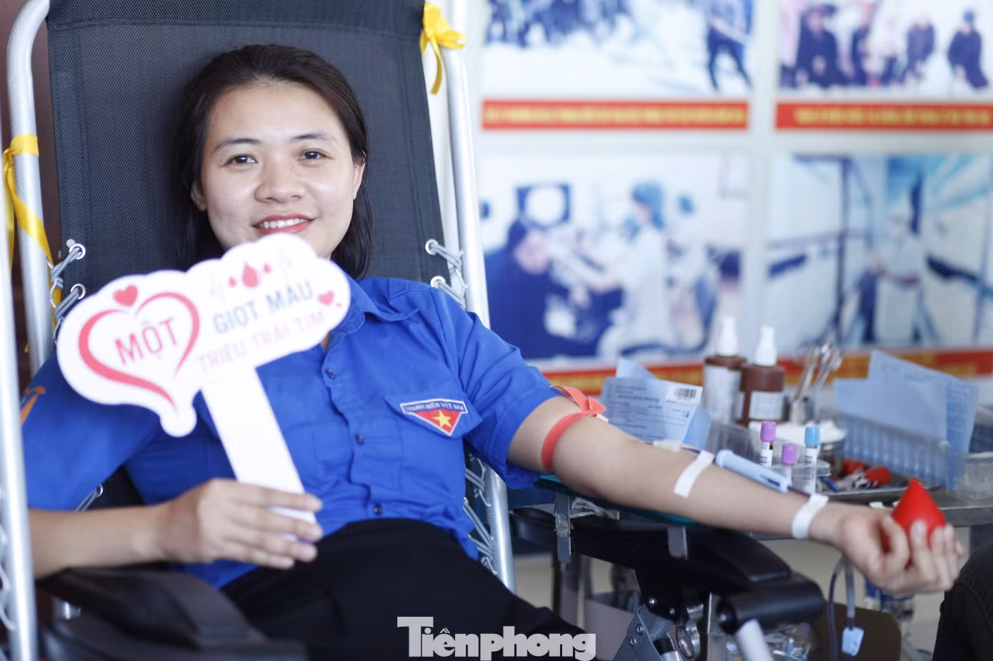 Một đoàn viên tham gia hiến máu tại chương trình.