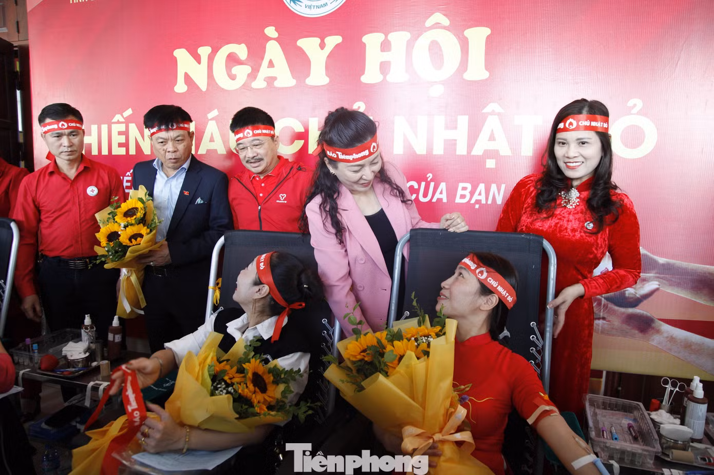 Lãnh đạo tỉnh Bắc Giang, Hội Chữ thập đỏ, huyện Lạng Giang và báo Tiền Phong động viên người dân tham gia hiến máu. Ảnh: Nguyễn Thắng