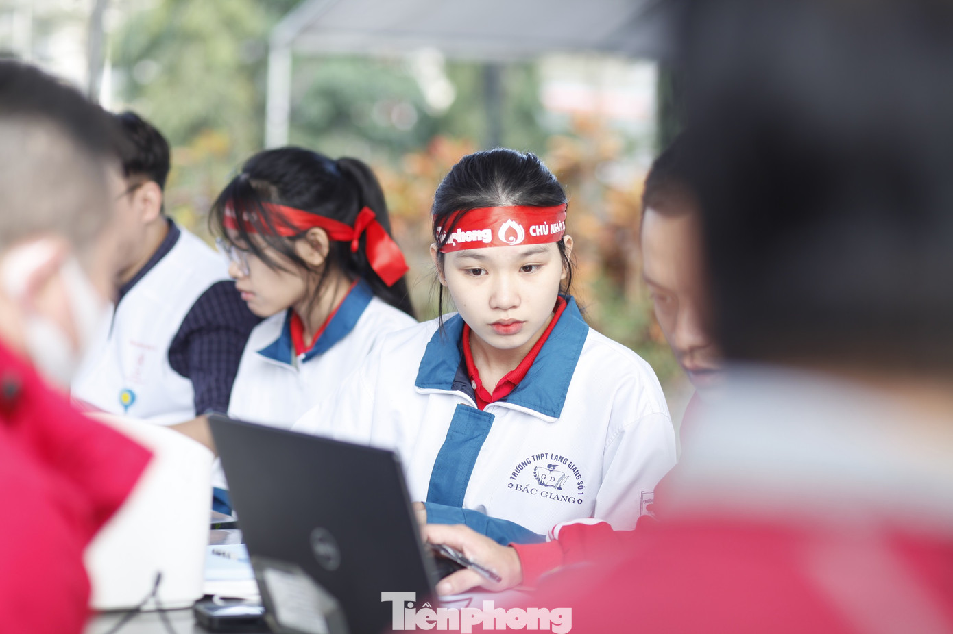 Các đoàn viên tham gia hỗ trợ chương trình. Ảnh: Nguyễn Thắng