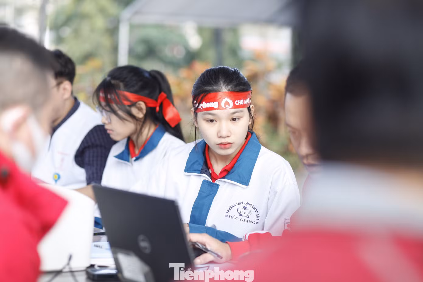 Các đoàn viên tham gia hỗ trợ chương trình. Ảnh: Nguyễn Thắng
