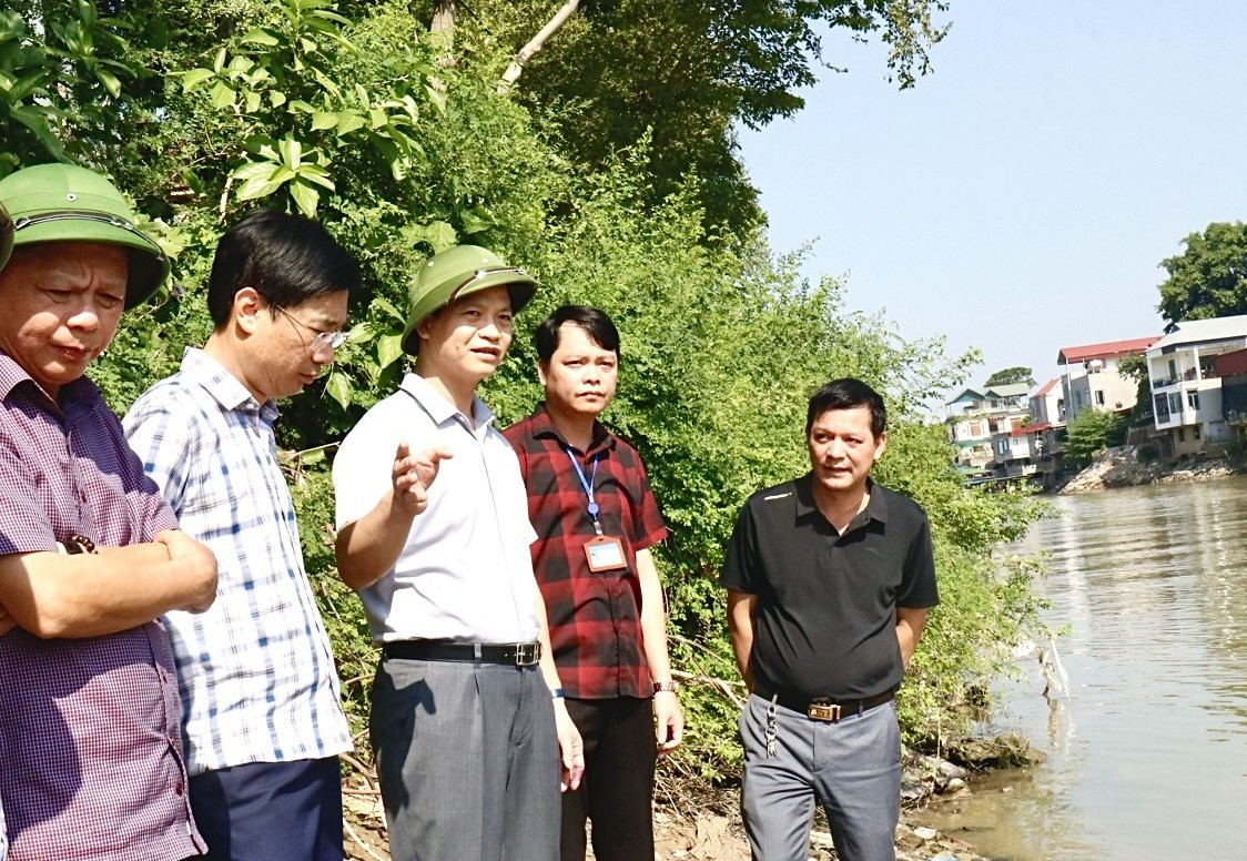 Phó Chủ tịch Thường trực UBND tỉnh Bắc Ninh Vương Quốc Tuấn (thứ 2 bên trái) kiểm tra đoạn đê sông Cầu bị nứt lún.