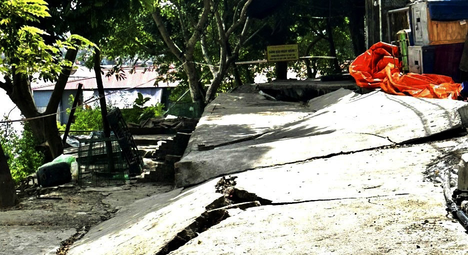 Đọan đê sông Cầu bị nứt lún.