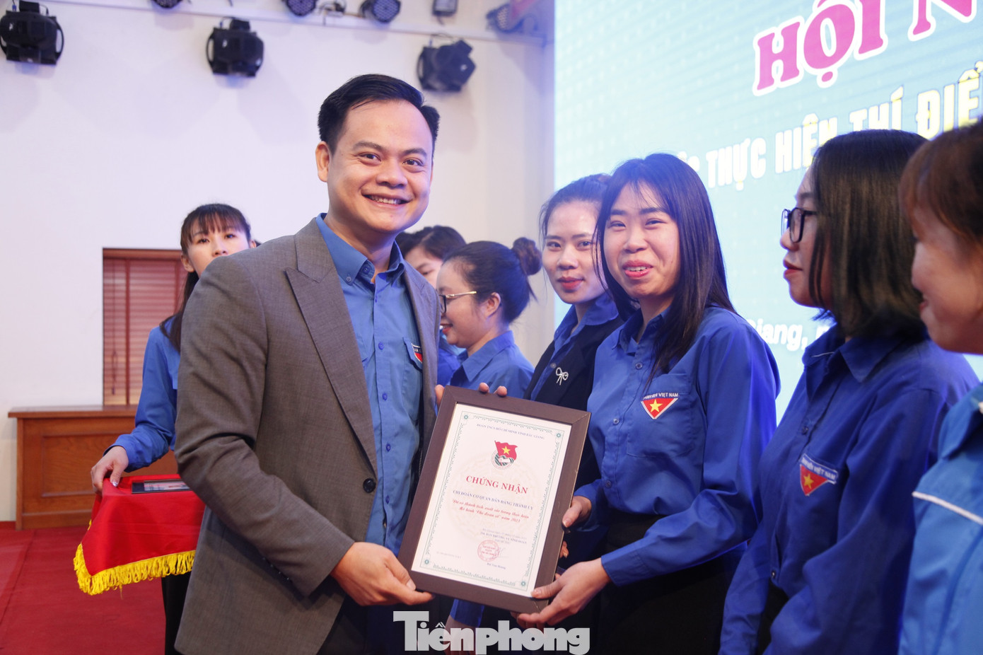 Phó Bí thư Tỉnh Đoàn Bắc Giang Bùi Văn Hoàng khen thường các đơn vị thi điểm thực hiện mô hình chi Đoàn số. Ảnh: Nguyễn Thắng Phó Bí thư Tỉnh Đoàn Bắc Giang Bùi Văn Hoàng khen thường các đơn vị thi điểm thực hiện mô hình chi Đoàn số. Ảnh: Nguyễn Thắng