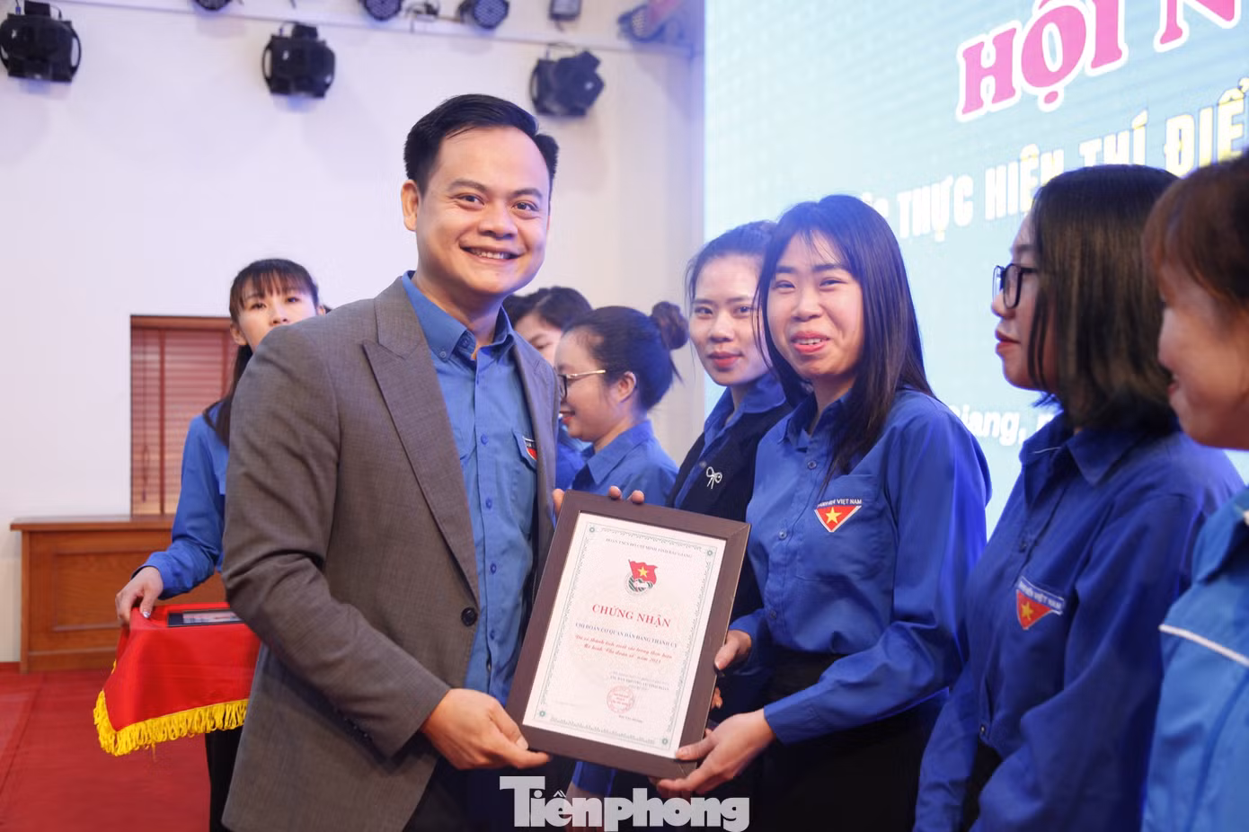 Phó Bí thư Tỉnh Đoàn Bắc Giang Bùi Văn Hoàng khen thường các đơn vị thi điểm thực hiện mô hình chi Đoàn số. Ảnh: Nguyễn Thắng Phó Bí thư Tỉnh Đoàn Bắc Giang Bùi Văn Hoàng khen thường các đơn vị thi điểm thực hiện mô hình chi Đoàn số. Ảnh: Nguyễn Thắng