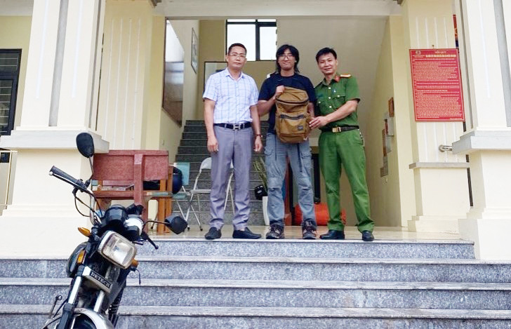 Công an huyện Sơn Động trao trả lại tài sản bị mất cho du khách nước ngoài.