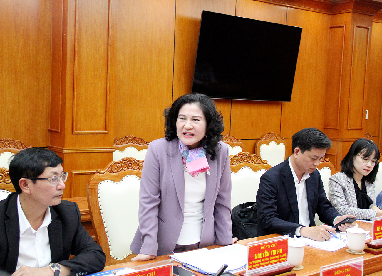 Bà Nguyễn Thị Hà - Thứ trưởng Bộ Lao động, Thương binh và Xã hội làm việc tại Bắc Giang. Bà Nguyễn Thị Hà - Thứ trưởng Bộ Lao động, Thương binh và Xã hội làm việc tại Bắc Giang.