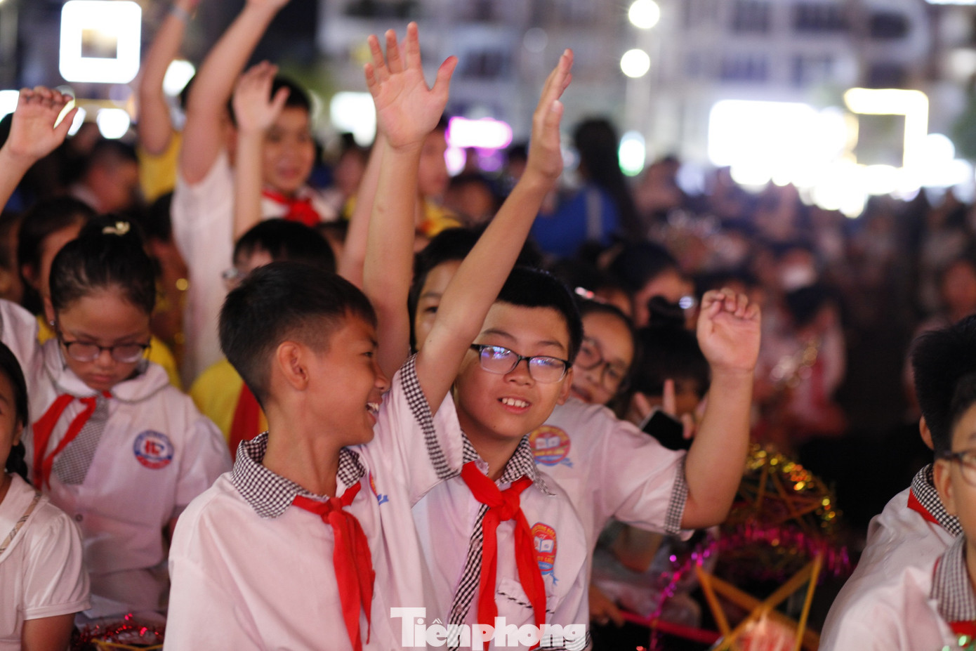 Các em thiếu nhi hào hứng tham gia giao lưu cùng chú Cuội và chị Hằng. Ảnh: Nguyễn Thắng