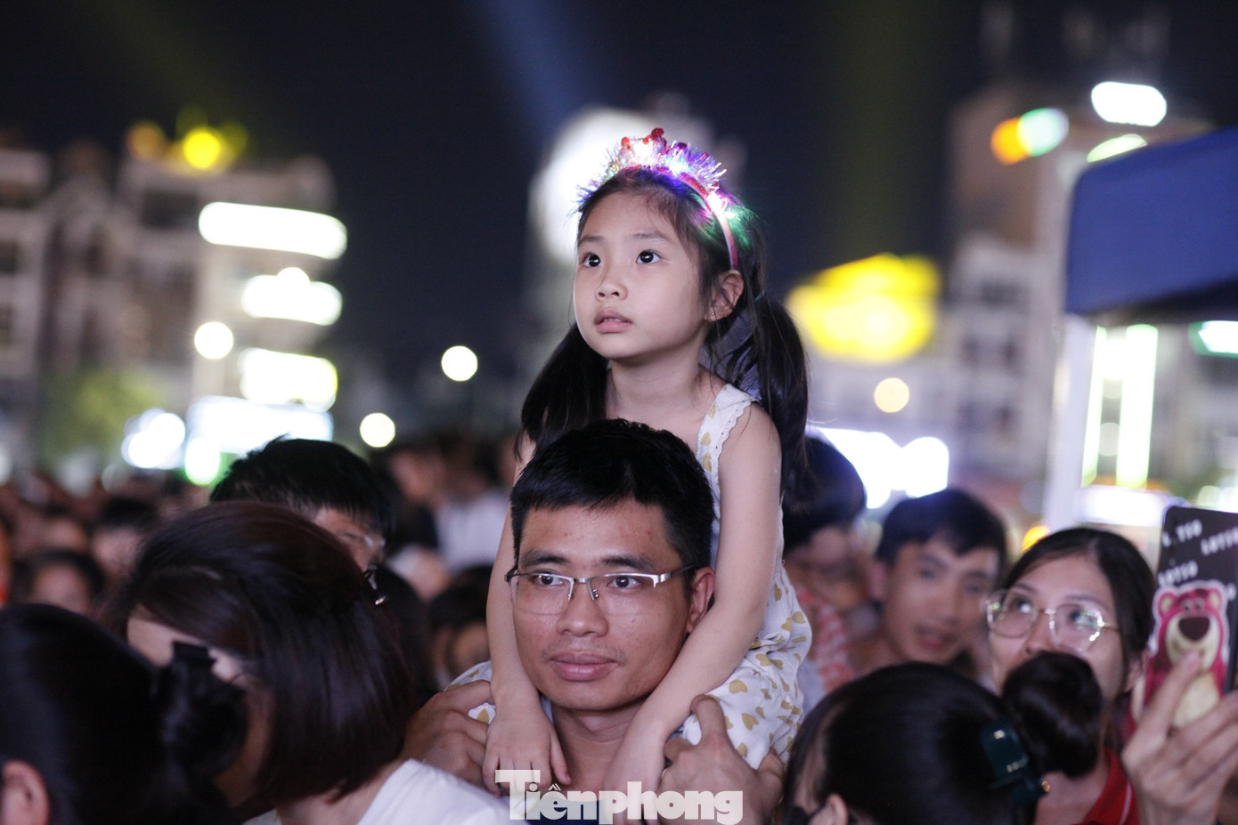 Các em thiếu nhi chăm chú theo dõi chương trình. Ảnh: Nguyễn Thắng.