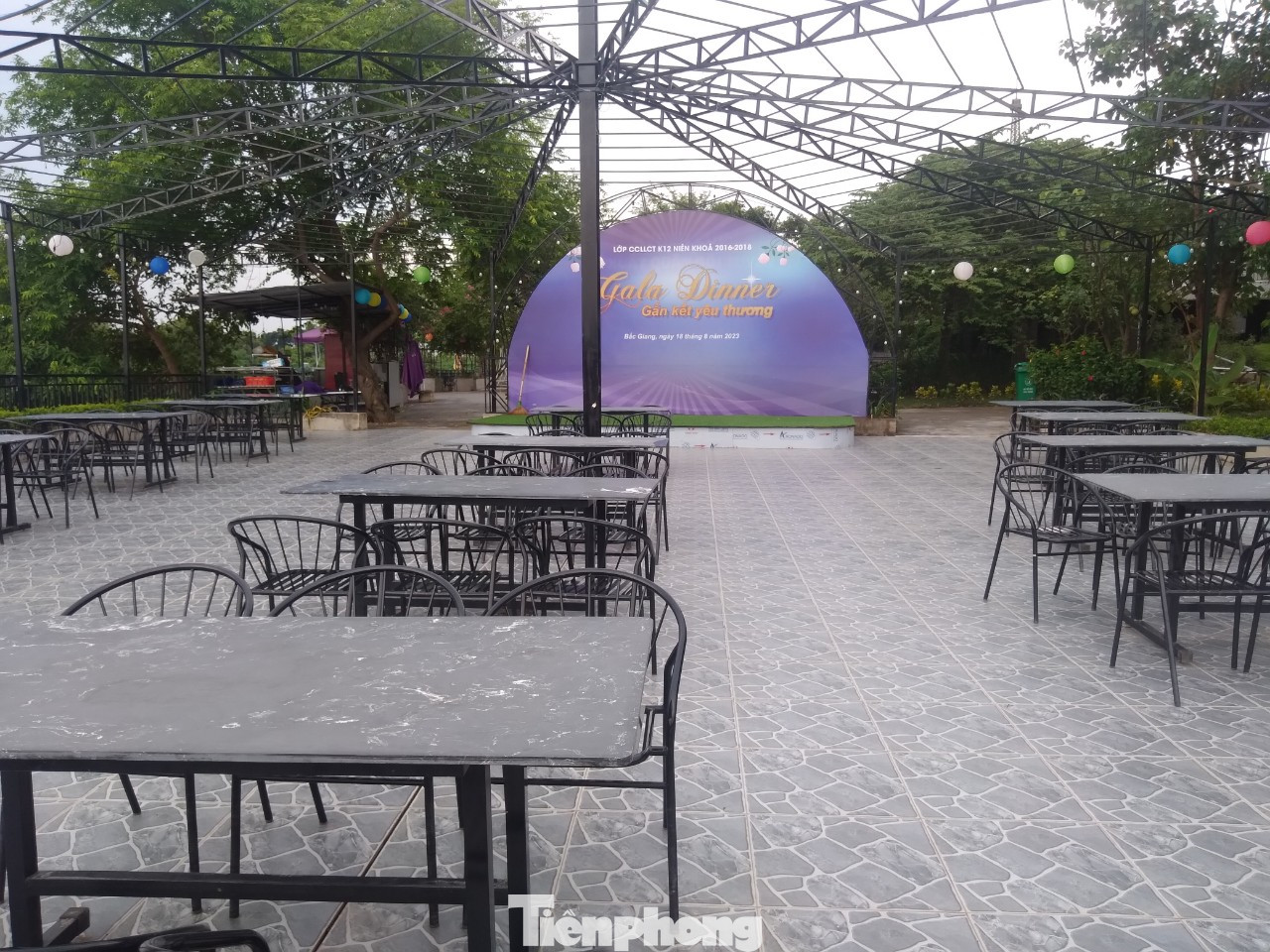 Công trình vi phạm tại dự án khu vui chơi, giải trí, dịch vụ sinh thái của Cty TNHH dịch vụ và thương mại Cua Đỏ nằm ngoài khu đất được giao; hiện công ty sử dụng tổ chức sự kiện và ăn uống. Ảnh: Nguyễn Thắng. Công trình vi phạm nằm sát sông Thương. Ảnh: Nguyễn Thắng