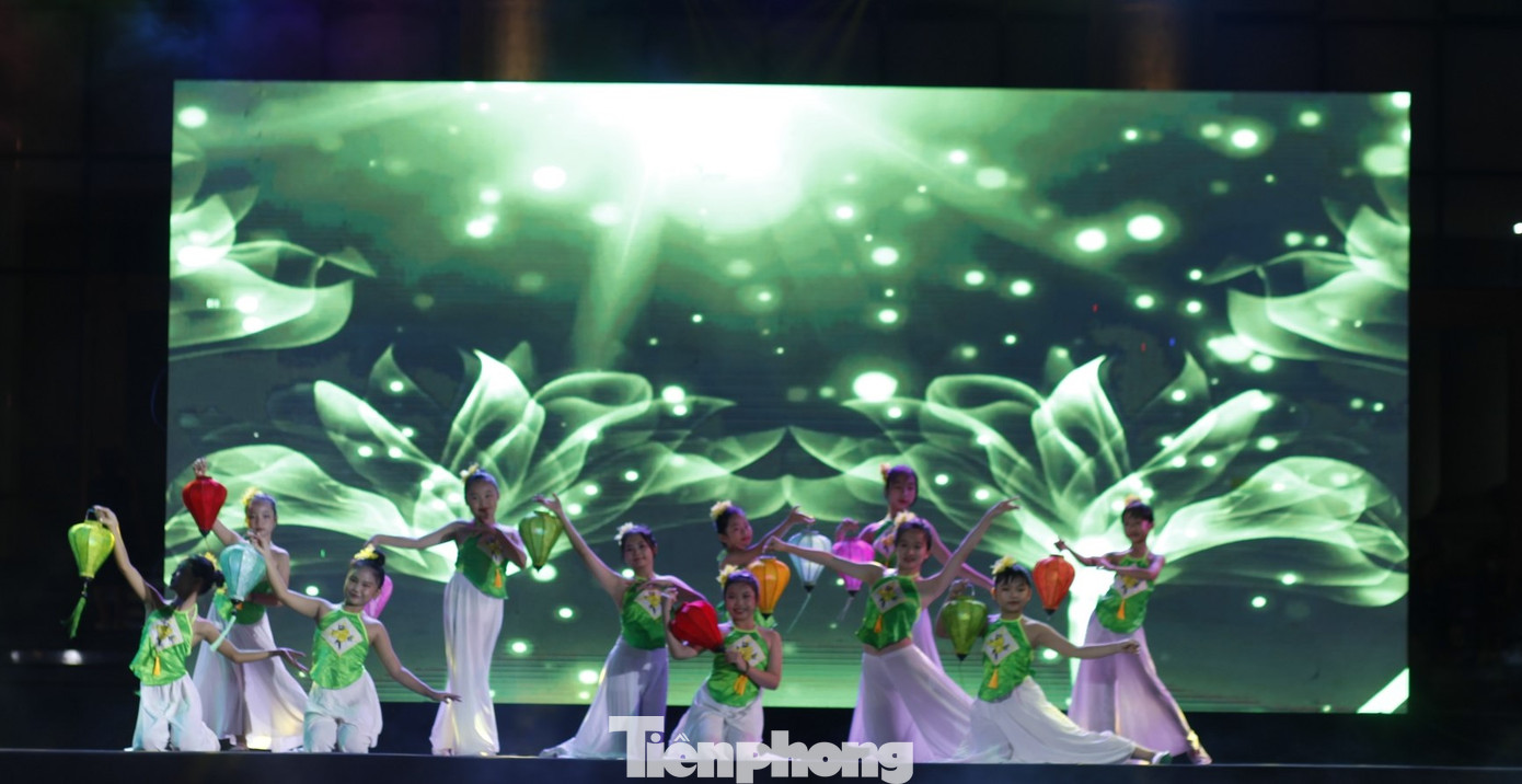 Các em thiếu nhi biểu diễn văn nghệ tại chương trình. Ảnh: Nguyễn Thắng