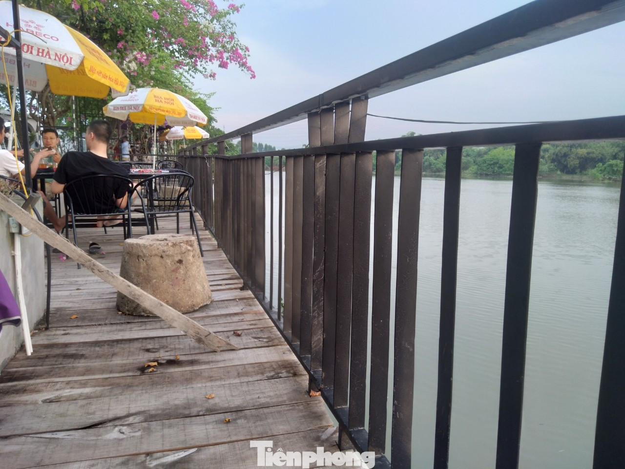 Khu vực lan can sắt dọc theo kè chống sạt lở tại dự án khu vui chơi, giải trí, dịch vụ sinh thái của Cty TNHH dịch vụ và thương mại Cua Đỏ nằm ngoài khu đất được giao, có bàn phục vụ kinh doanh ăn uống. Ảnh: Nguyễn Thắng.
