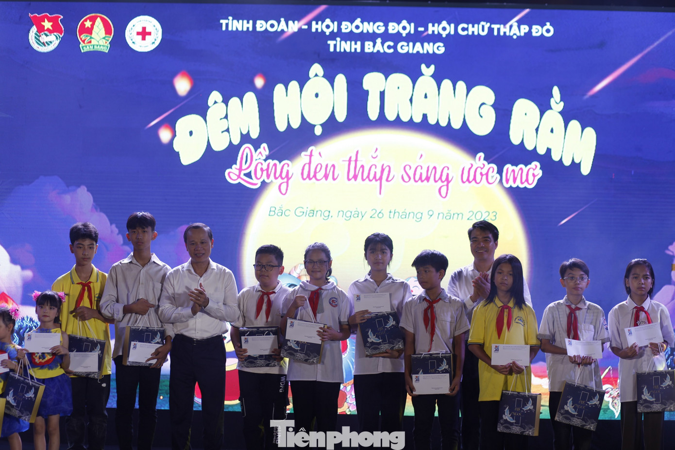 Lãnh đạo tỉnh Bắc Giang tặng quà động viên các em học sinh có hoàn cảnh khó khăn. Ảnh: Nguyễn Thắng