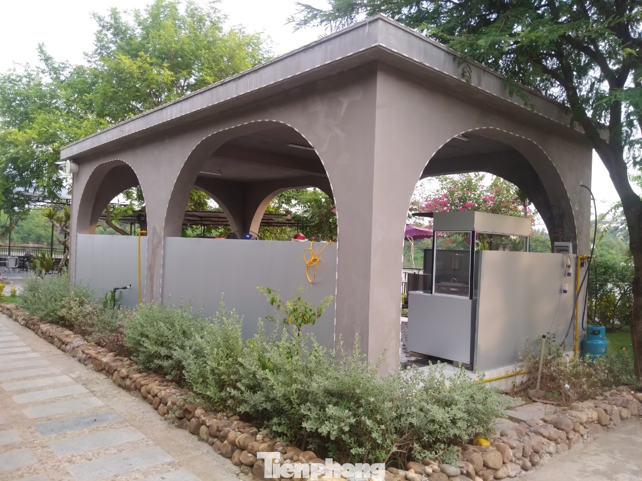 Một công trình vi phạm khác tại dự án khu vui chơi, giải trí, dịch vụ sinh thái của Cty TNHH dịch vụ và thương mại Cua Đỏ. Ảnh: Nguyễn Thắng.