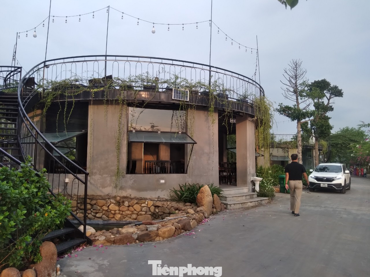 Công trình vi phạm hai chòi vãn cảnh (diện tích 75m2/chòi) tại dự án khu vui chơi, giải trí, dịch vụ sinh thái của Cty TNHH dịch vụ và thương mại Cua Đỏ. Ảnh: Nguyễn Thắng.