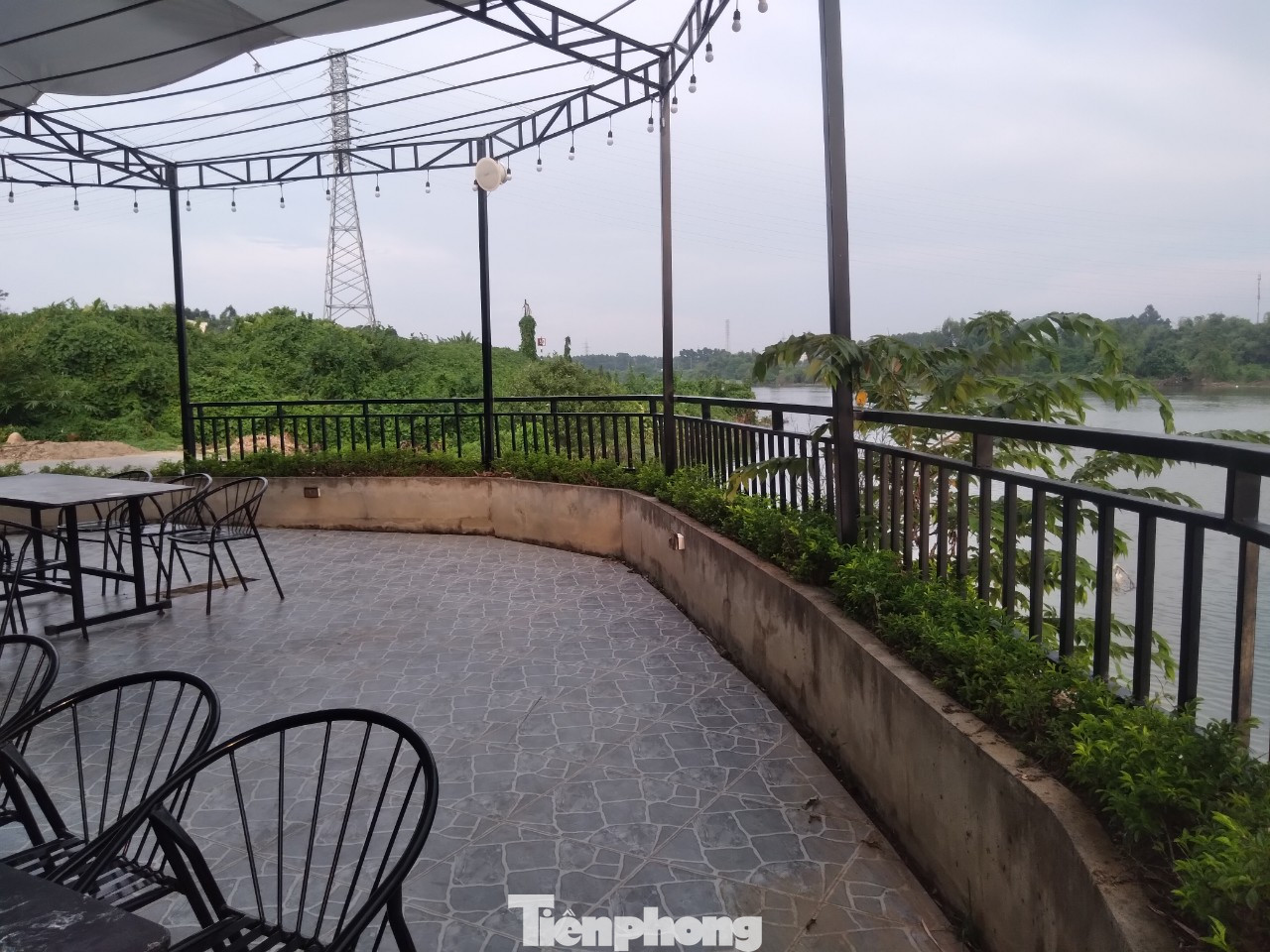 Công trình vi phạm nằm sát sông Thương. Ảnh: Nguyễn Thắng