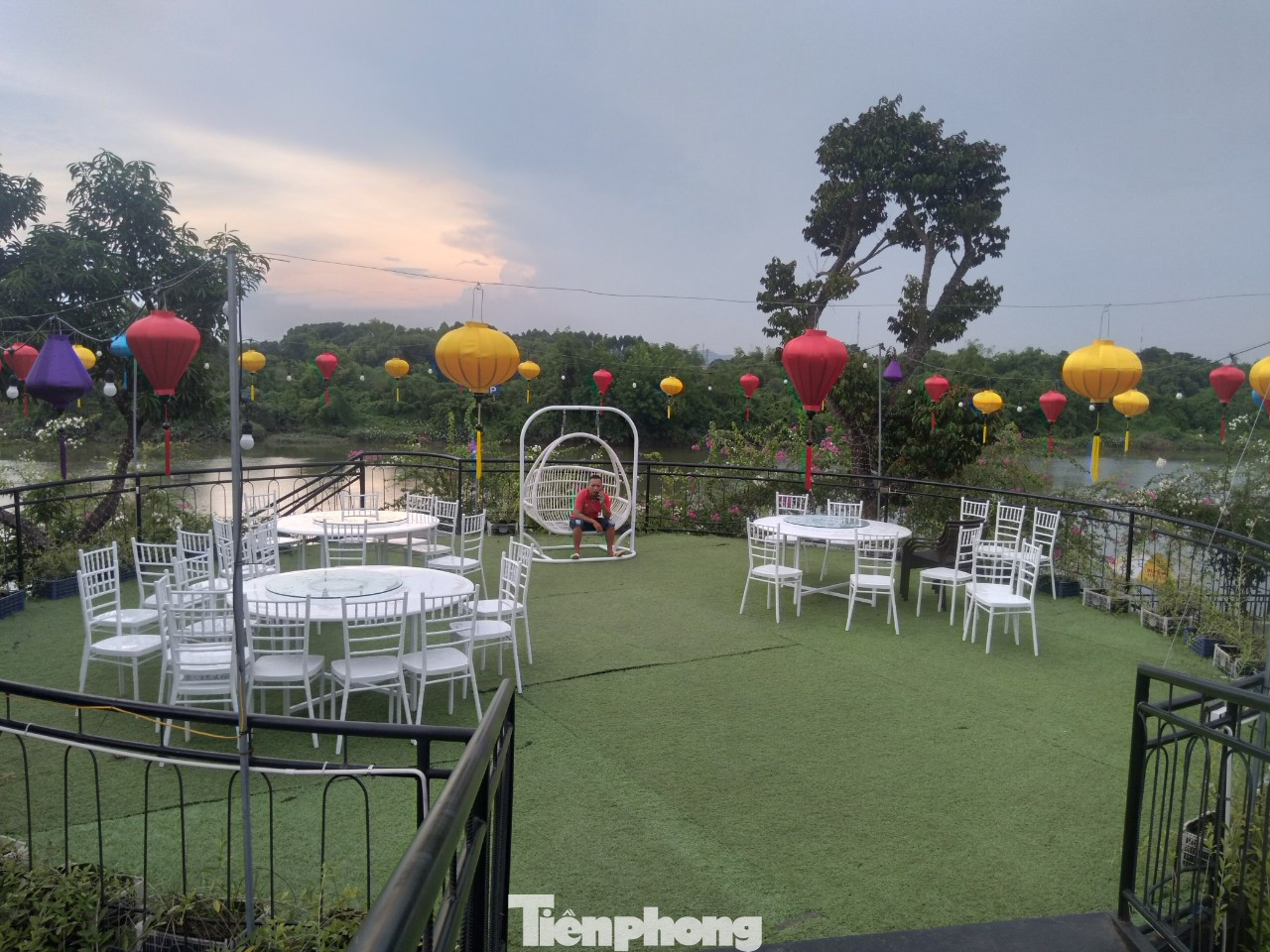 Trên nóc hai chòi vãn cảnh cũng phục vụ ăn uống. Ảnh: Nguyễn Thắng.