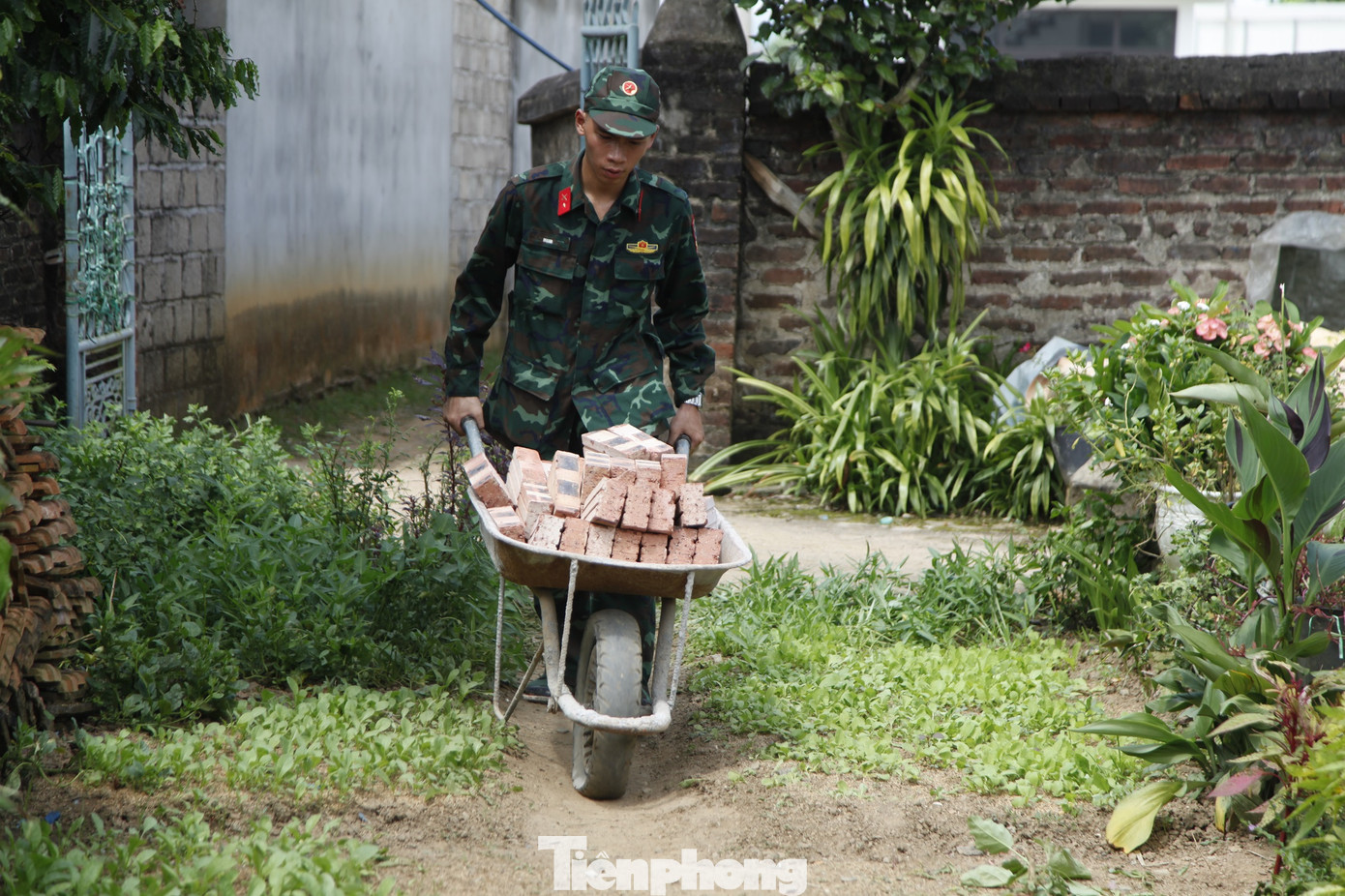 Thanh niên quân đội góp sức xây dựng nhà nhân ái tại chương trình. Ảnh: Nguyễn Thắng