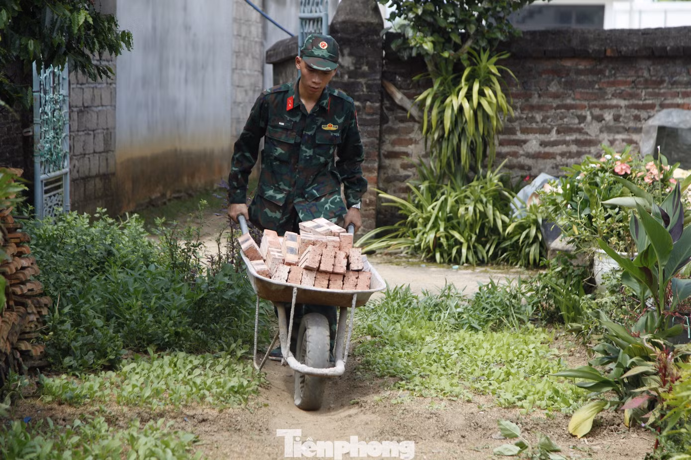 Thanh niên quân đội góp sức xây dựng nhà nhân ái tại chương trình. Ảnh: Nguyễn Thắng