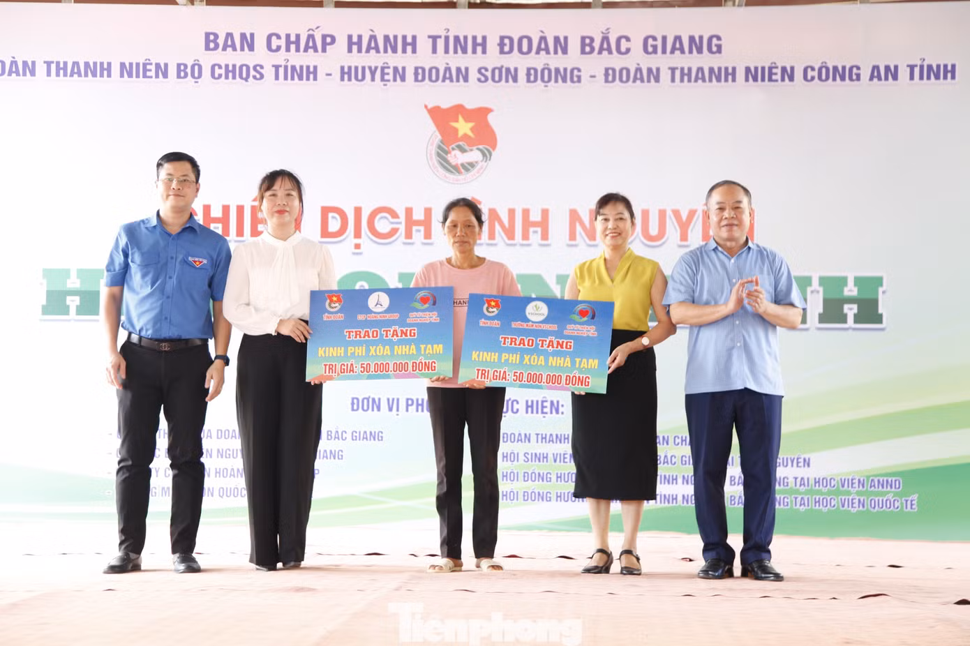 Trao kinh phí hỗ trợ xây nhà cho hộ nghèo. Ảnh: Nguyễn Thắng