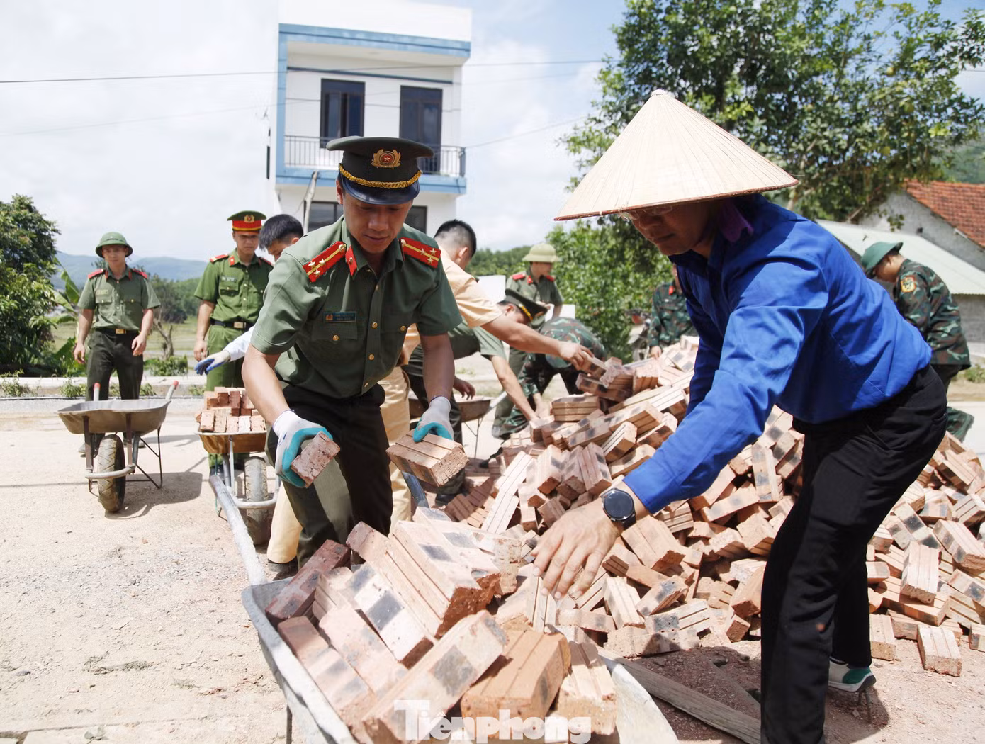 Thanh niên Công an tỉnh Bắc Giang đóng góp ngày công xây nhà tặng hộ nghèo. Ảnh: Nguyễn Thắng