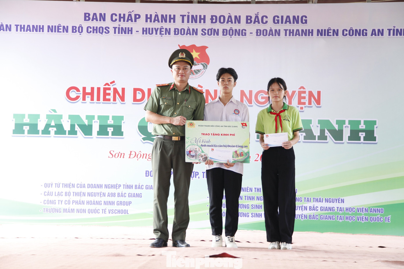 Thanh niên Công an tỉnh Bắc Giang trao kinh phí đỡ đầu học sinh khó khăn. Ảnh: Nguyễn Thắng