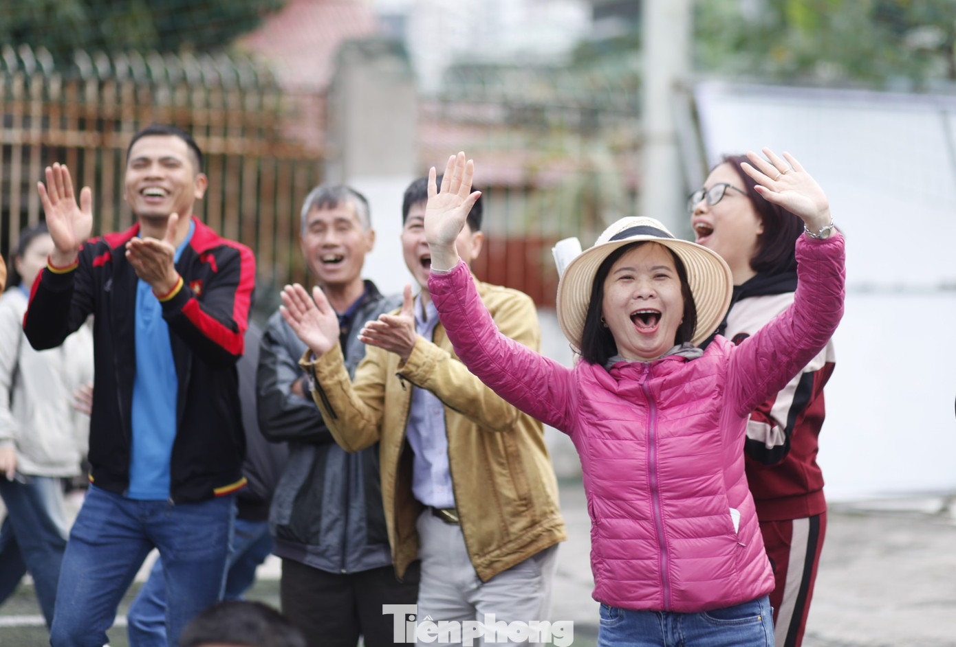 Cổ động viên vui mừng khi cầu thủ ghi bàn thắng. Ảnh: Nguyễn Thắng