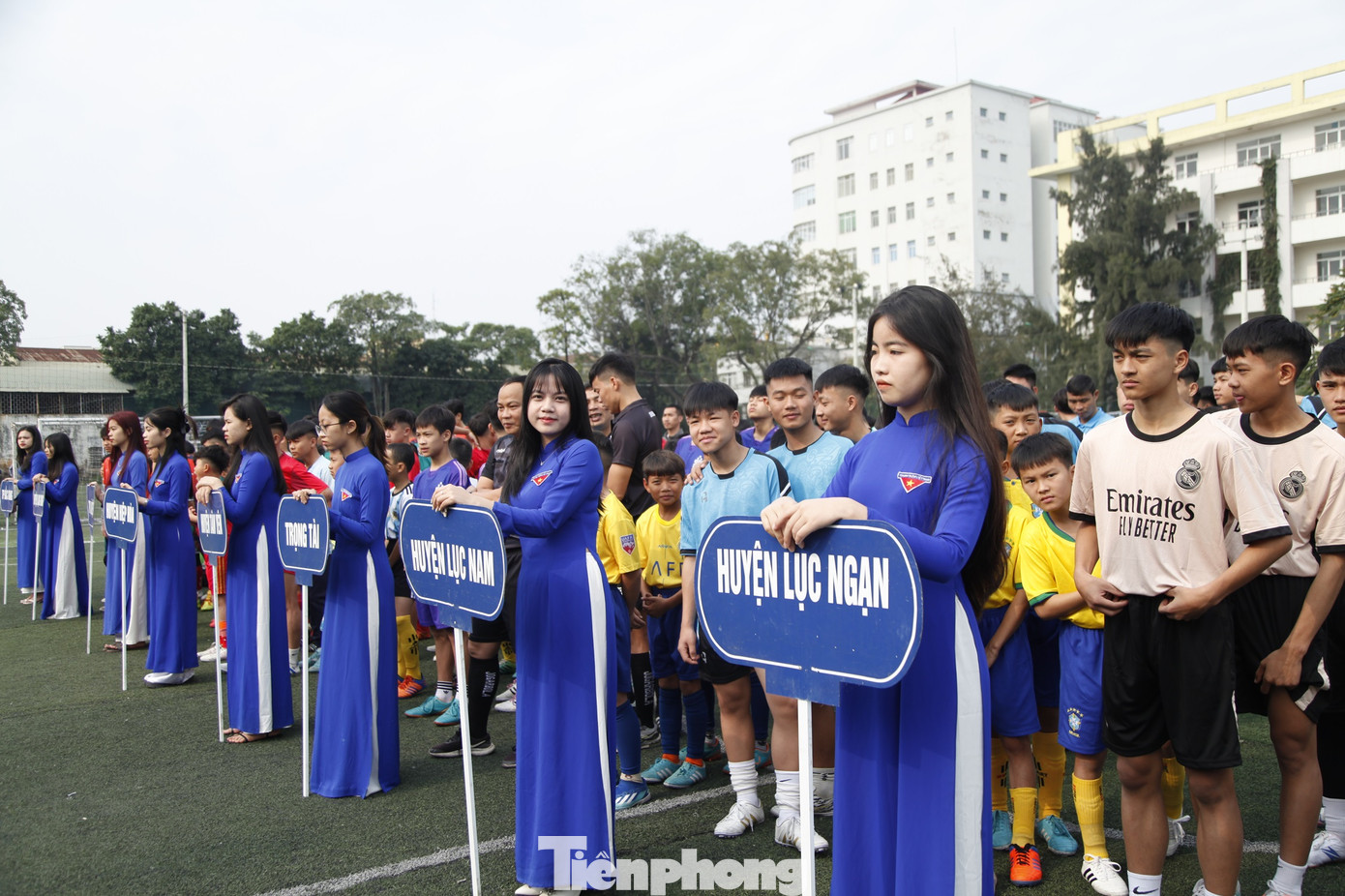 Các đội tham gia giải bóng đá. Ảnh: Nguyễn Thắng