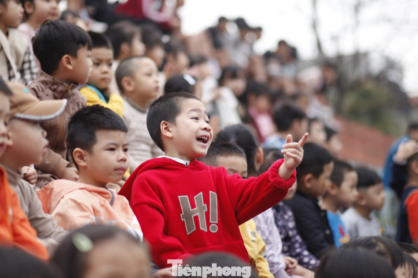 Một cổ động viên "nhí" vui mừng khi thấy cầu thủ ghi bàn thắng. Ảnh: Nguyễn Thắng