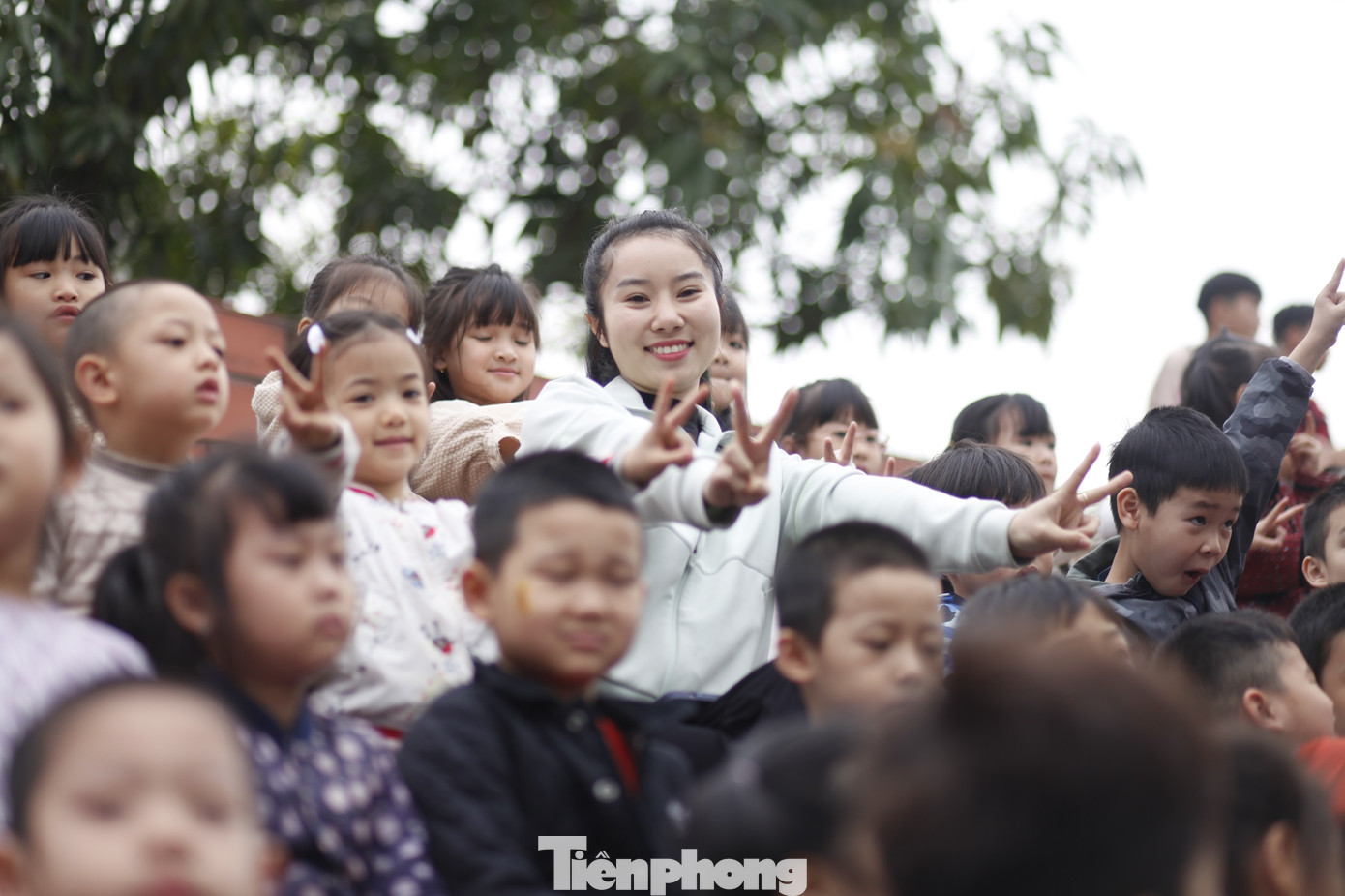 Các cổ động viên "nhí" cổ vũ cho các cầu thủ. Ảnh: Nguyễn Thắng