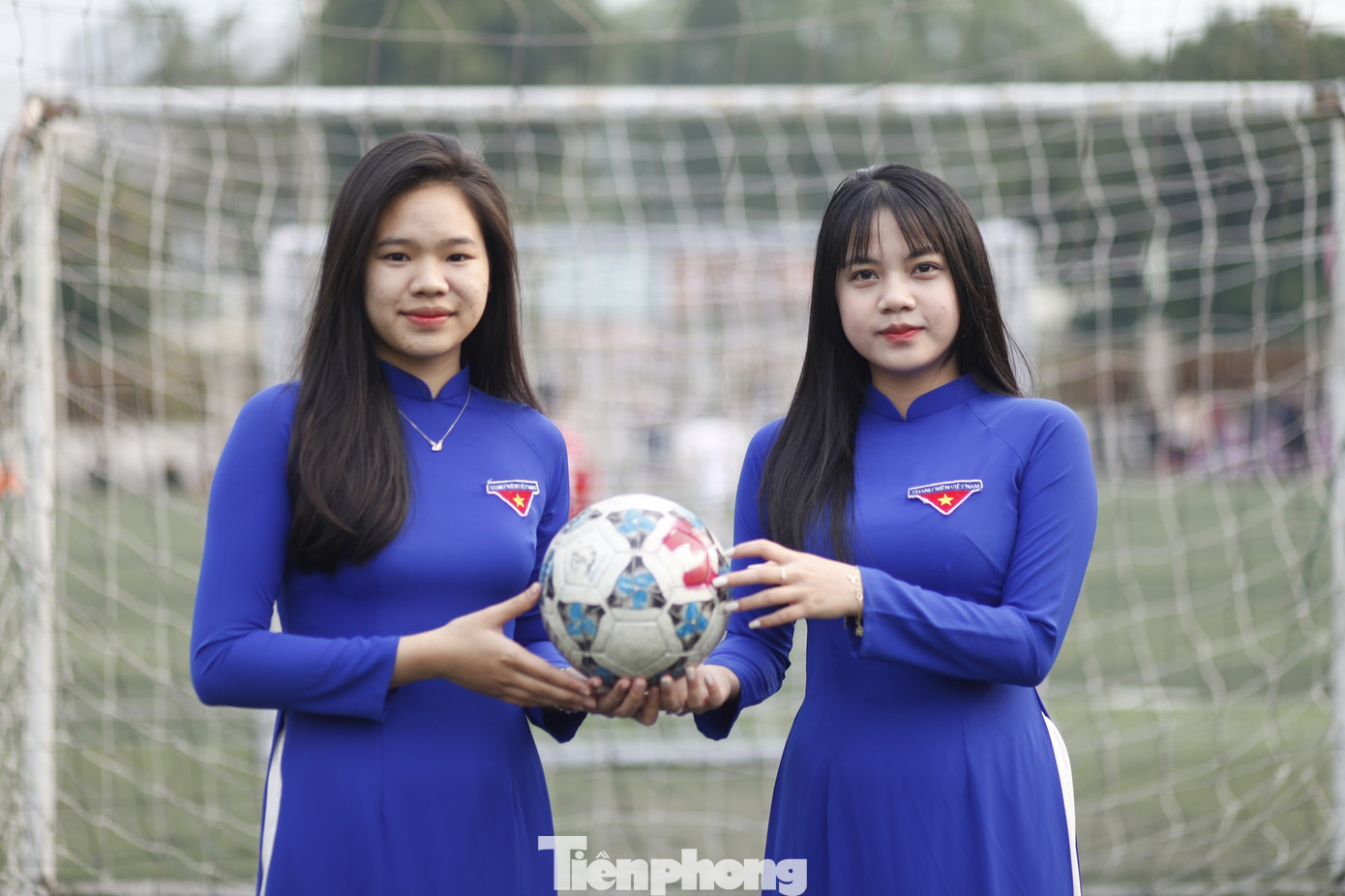 Các đoàn viên cổ vũ cho giải bóng đá. Ảnh: Nguyễn Thắng