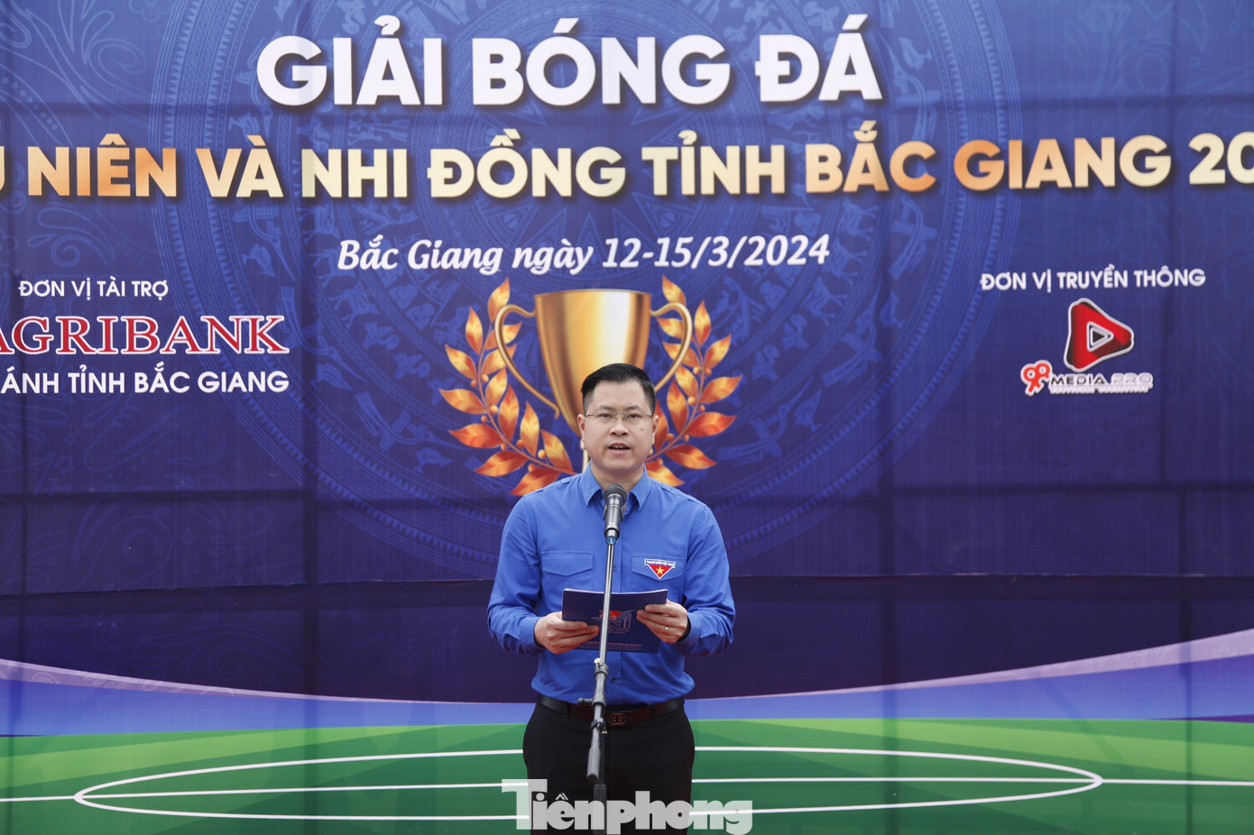 Anh Giáp Xuân Cảnh - Phó Bí thư Tỉnh Đoàn Bắc Giang phát biểu khai mạc giải bóng đá. Ảnh: Nguyễn Thắng