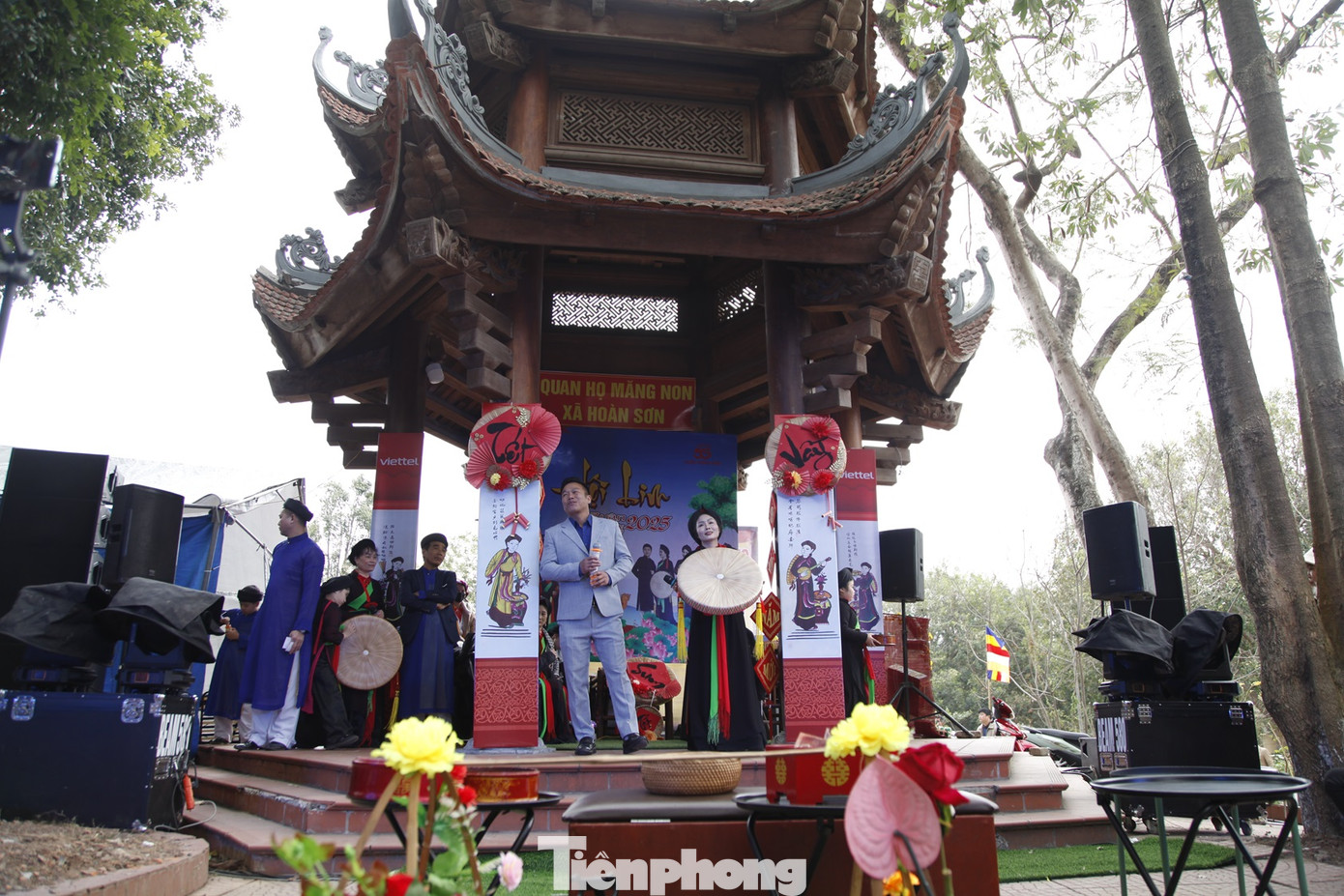 Một lán quan họ tại hội Lim. Ảnh: Nguyễn Thắng.