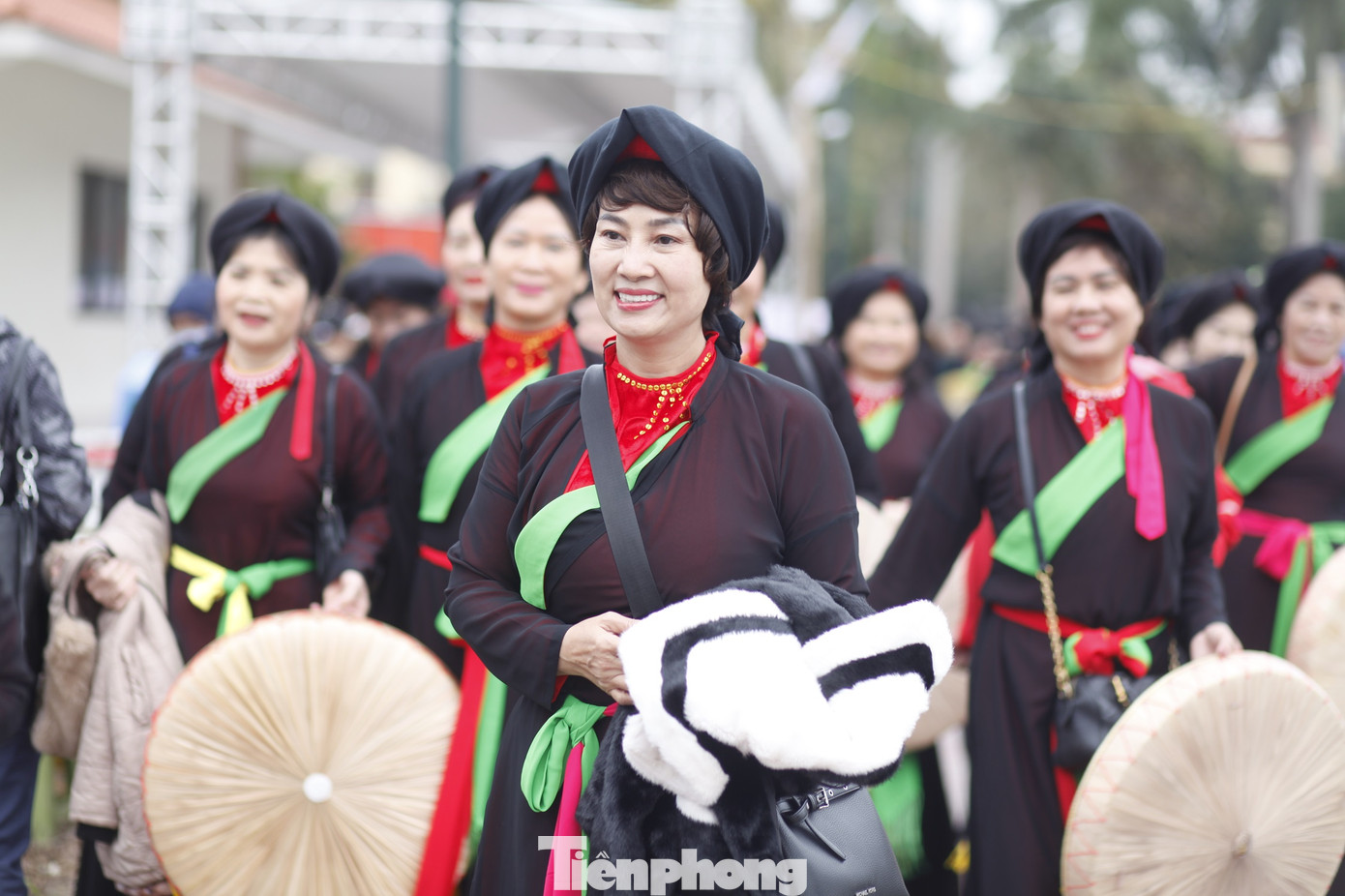 Các liền chị ở thành phố Hà Nội về trẩy hội Lim. Ảnh: Nguyễn Thắng.