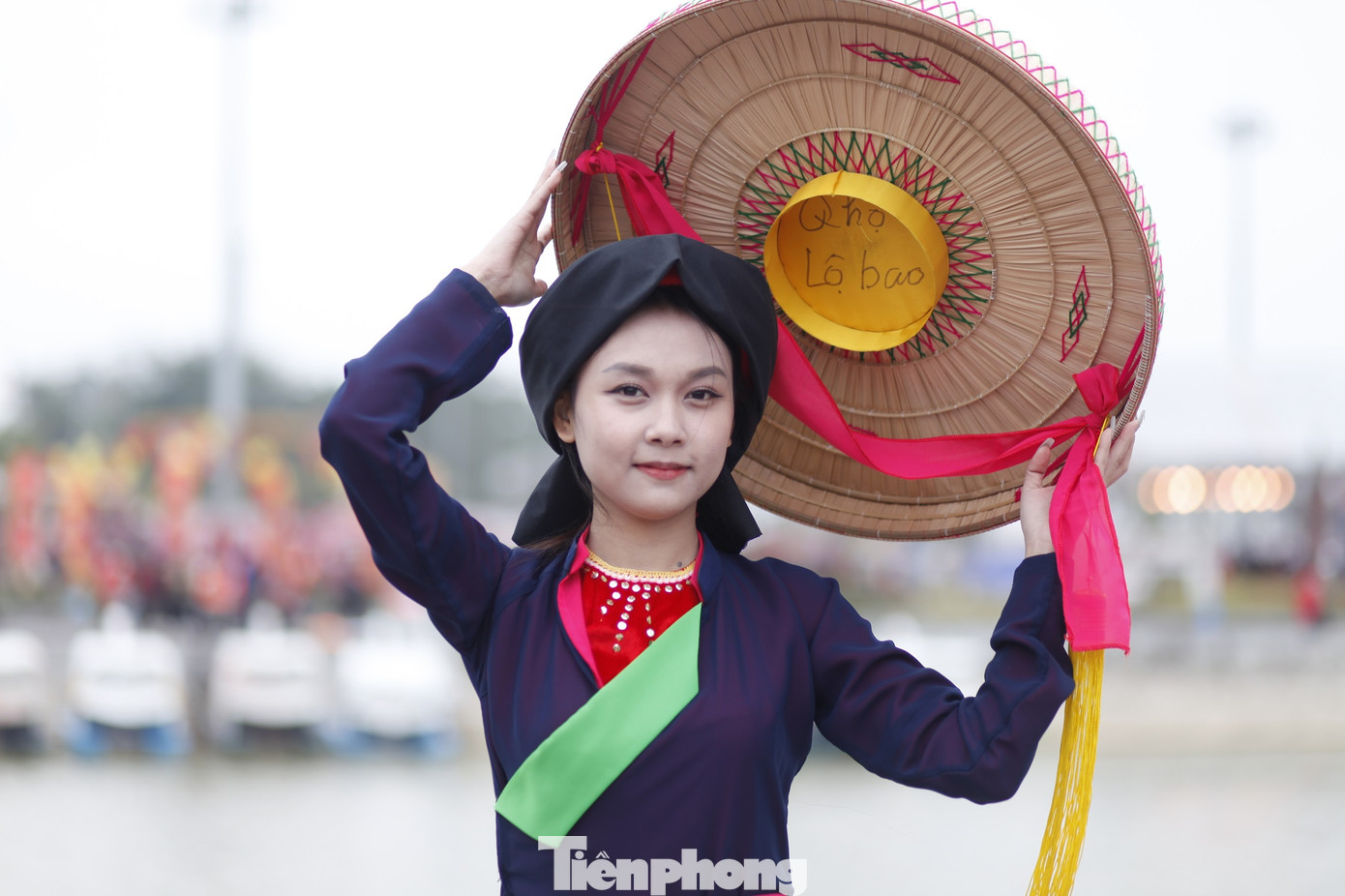 Chị hai quan họ với nón quai thao thu hút du khách. Ảnh: Nguyễn Thắng.